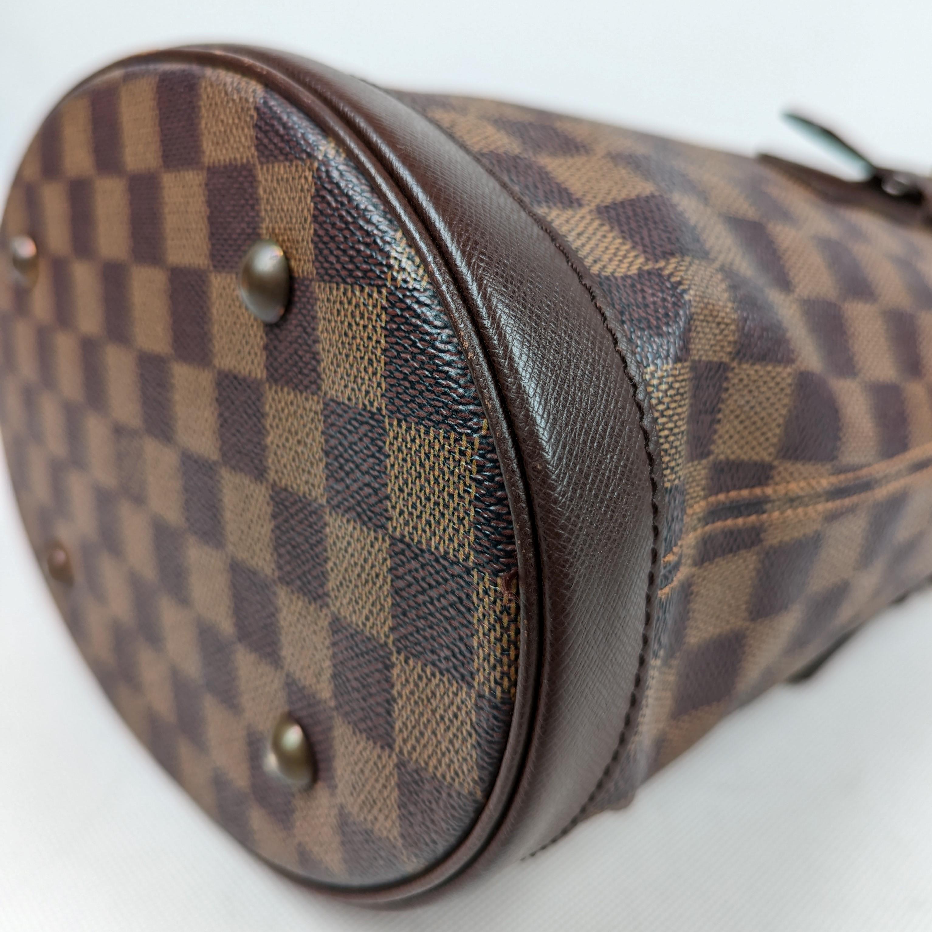 Louis Vuitton Damier Marais Bucket Bag in Leather 8
