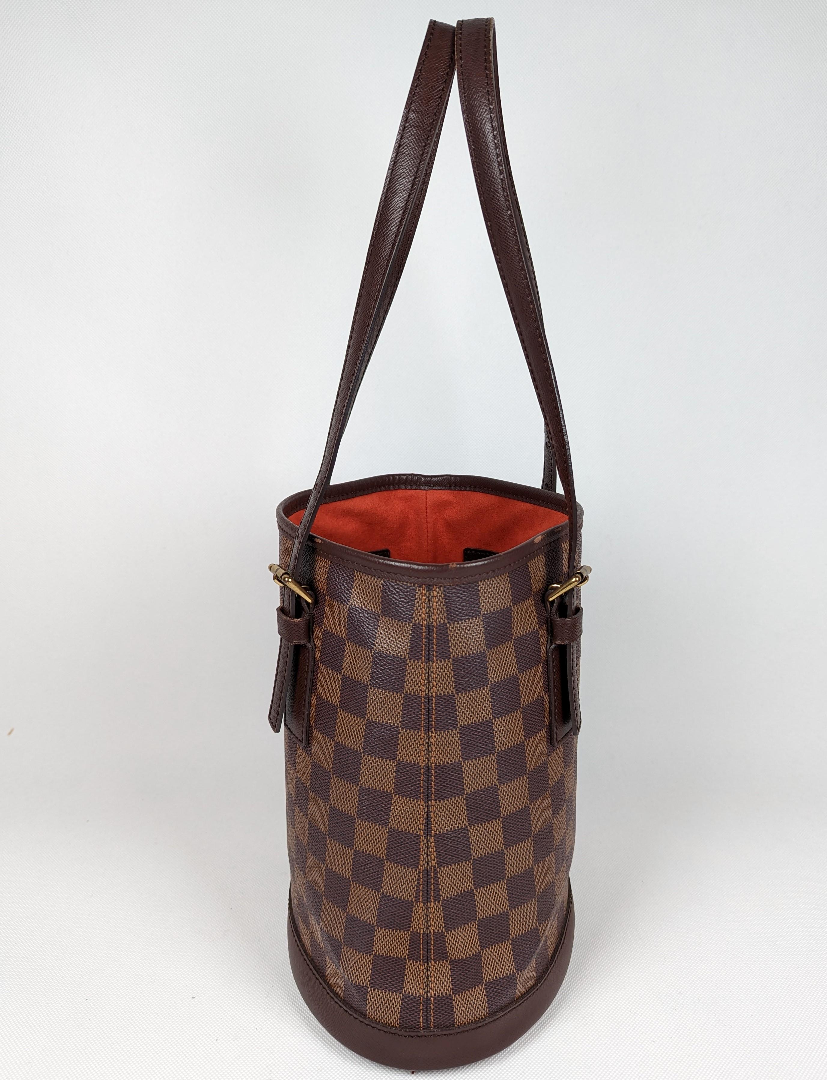 The Louis Vuitton Damier Canvas Marais Bucket Bag is a timeless piece that will never go out of style. It features a roomy interior with zip pockets for securing essentials, and adjustable shoulder straps. Here's a perfect city bag for everyday