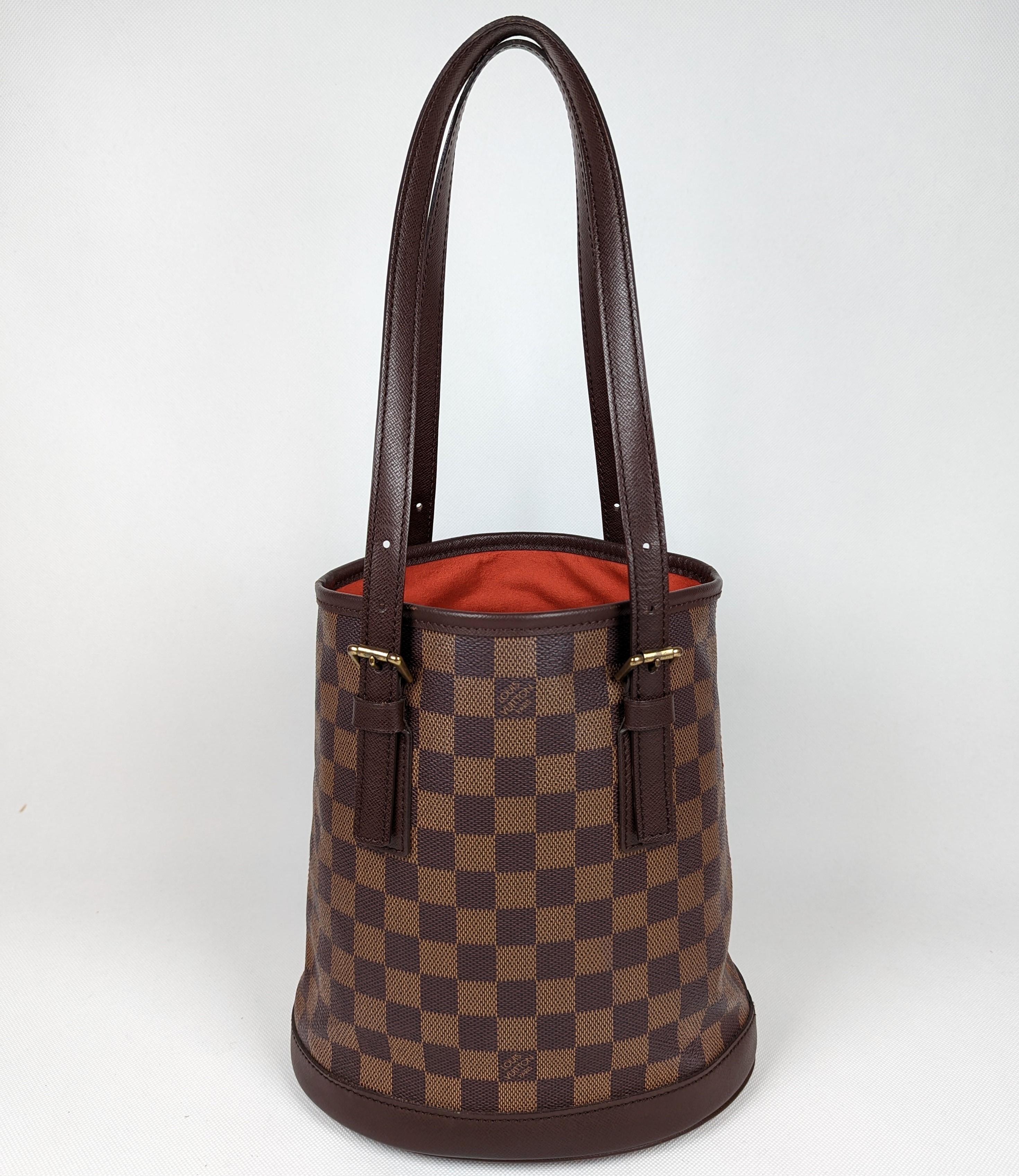 Louis Vuitton Damier Marais Bucket Bag in Leather In Good Condition In Rīga, LV