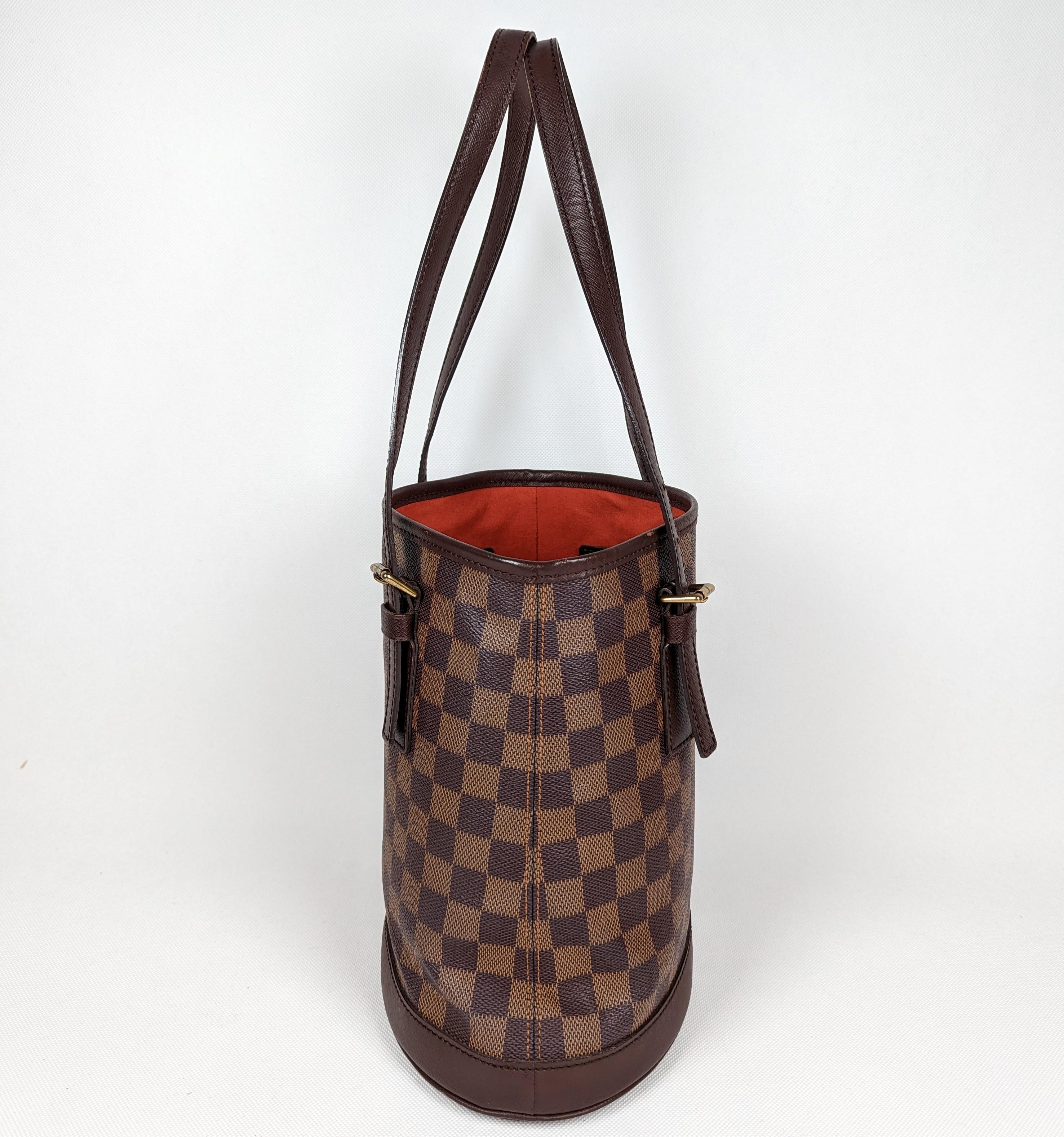 Women's Louis Vuitton Damier Marais Bucket Bag in Leather