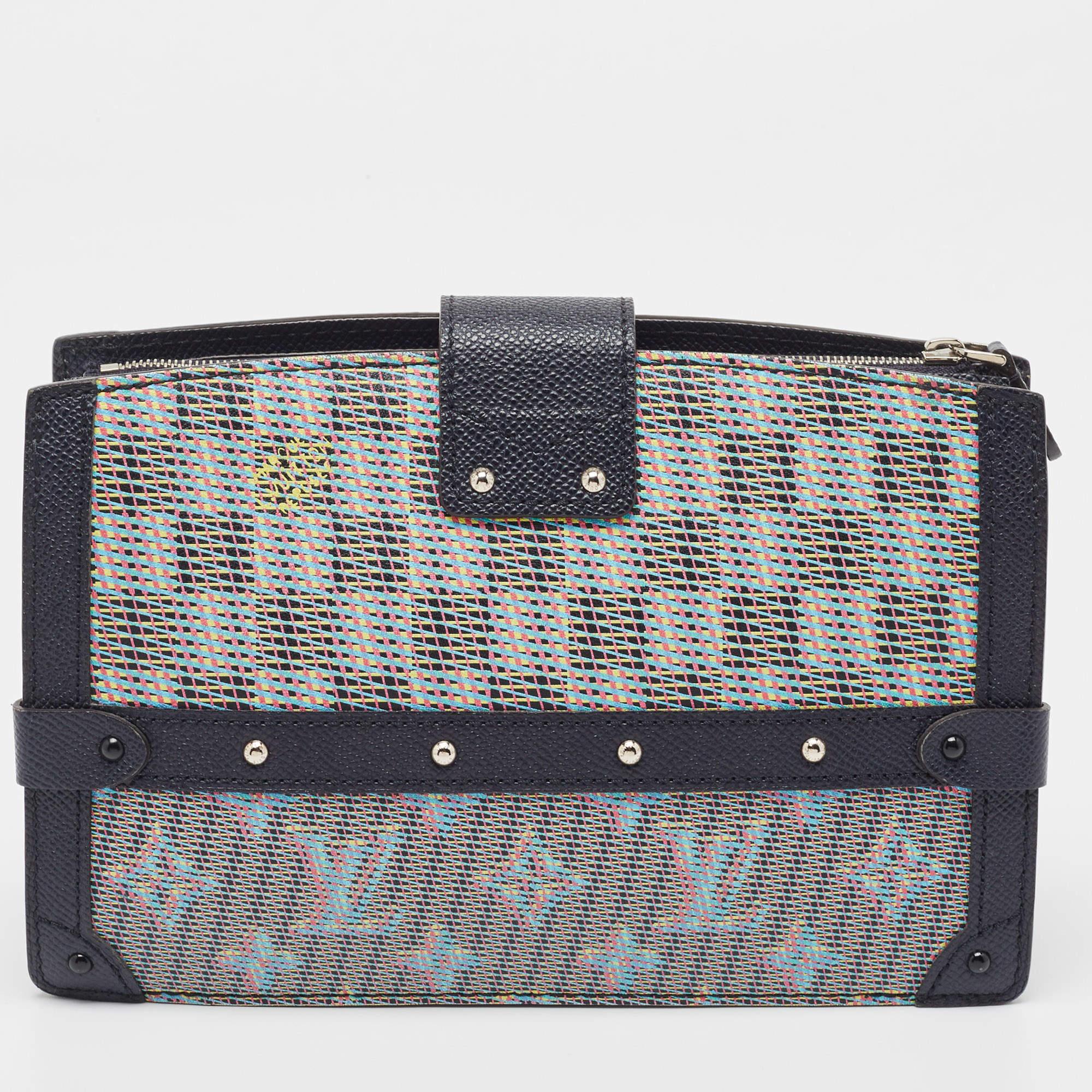 Delivered as part of Louis Vuitton's Fall 2018 collection by Nicholas Ghesquiere, the Trunk Clutch is like a stunning reiteration of the Petite Malle and inspired by the iconic Louis Vuitton trunks. Crafted from Monogram canvas, the clutch bag is