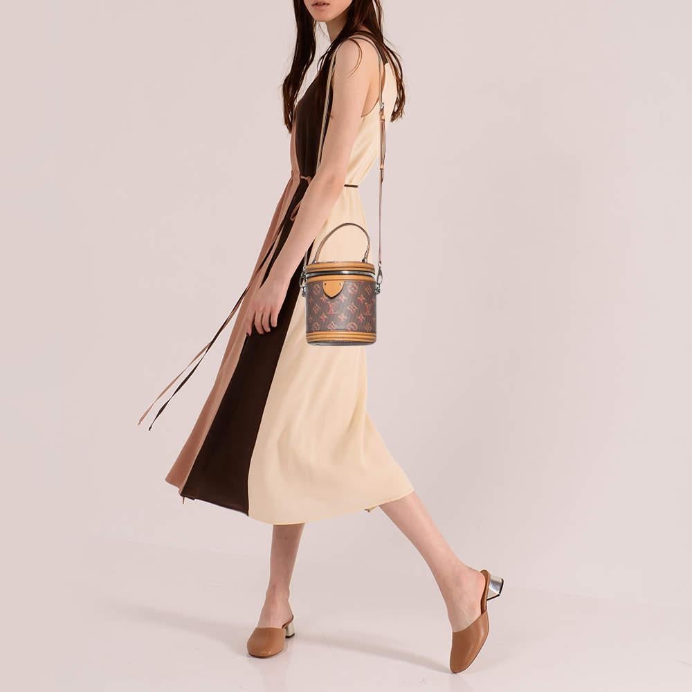 Assurez-vous que vos essentiels de la journée sont en ordre et que votre tenue est complète avec ce sac de créateur. Fabriqué à partir des meilleurs matériaux  Le sac porte la signature de Maison Maison, celle d'un artisanat d'art et d'un attrait
