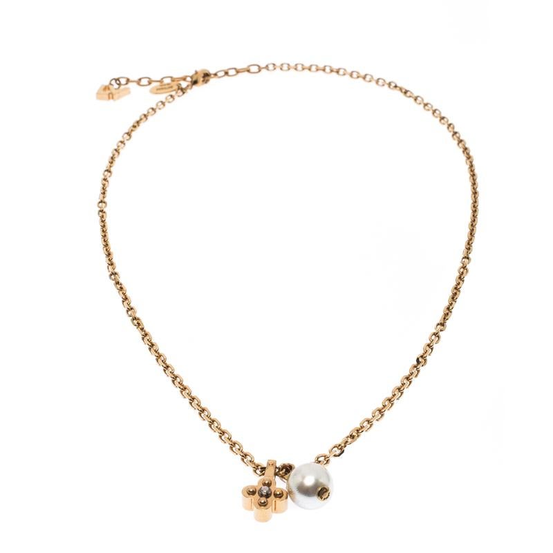 Accentuate your feminine charm with this Louis Vuitton necklace. The gold-tone necklace is accented with a pendant comprising of a faux pearl and a metallic LV logo. The pearl has the Damier Perle pattern. The petite chain is fastened with a lobster