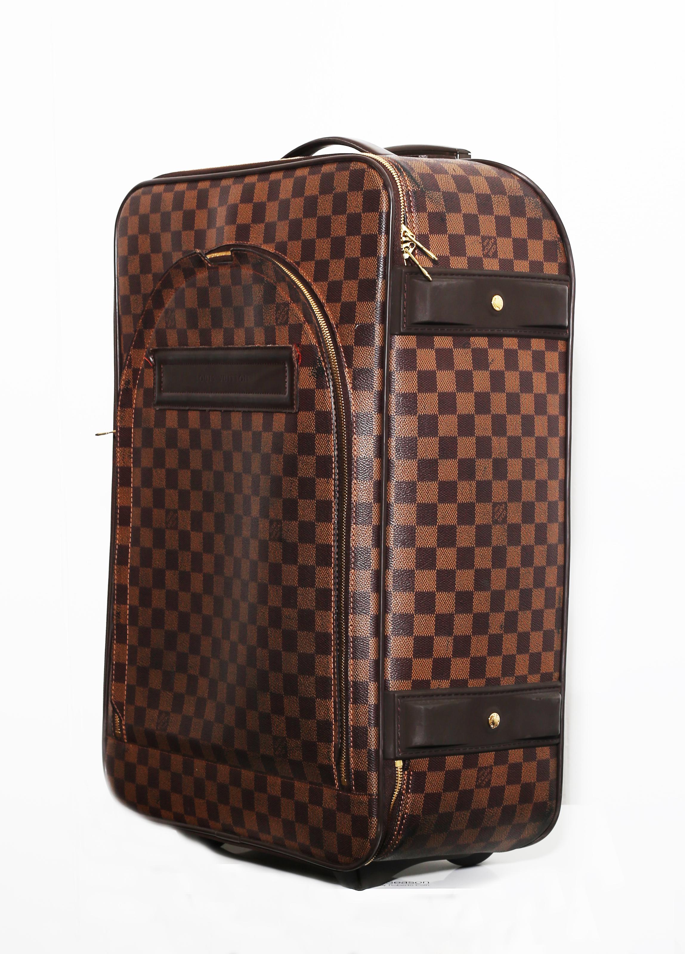 Louis Vuitton Damier Pégase 55 Travel Luggage
An elegant silhouette defines the Pégase Légère 50, a piece of luggage inspired by the iconic Pégase.
Light and luxurious, This timeless travelcase has 2 exterior pocket: 1 open and 1 with zipper.
Double