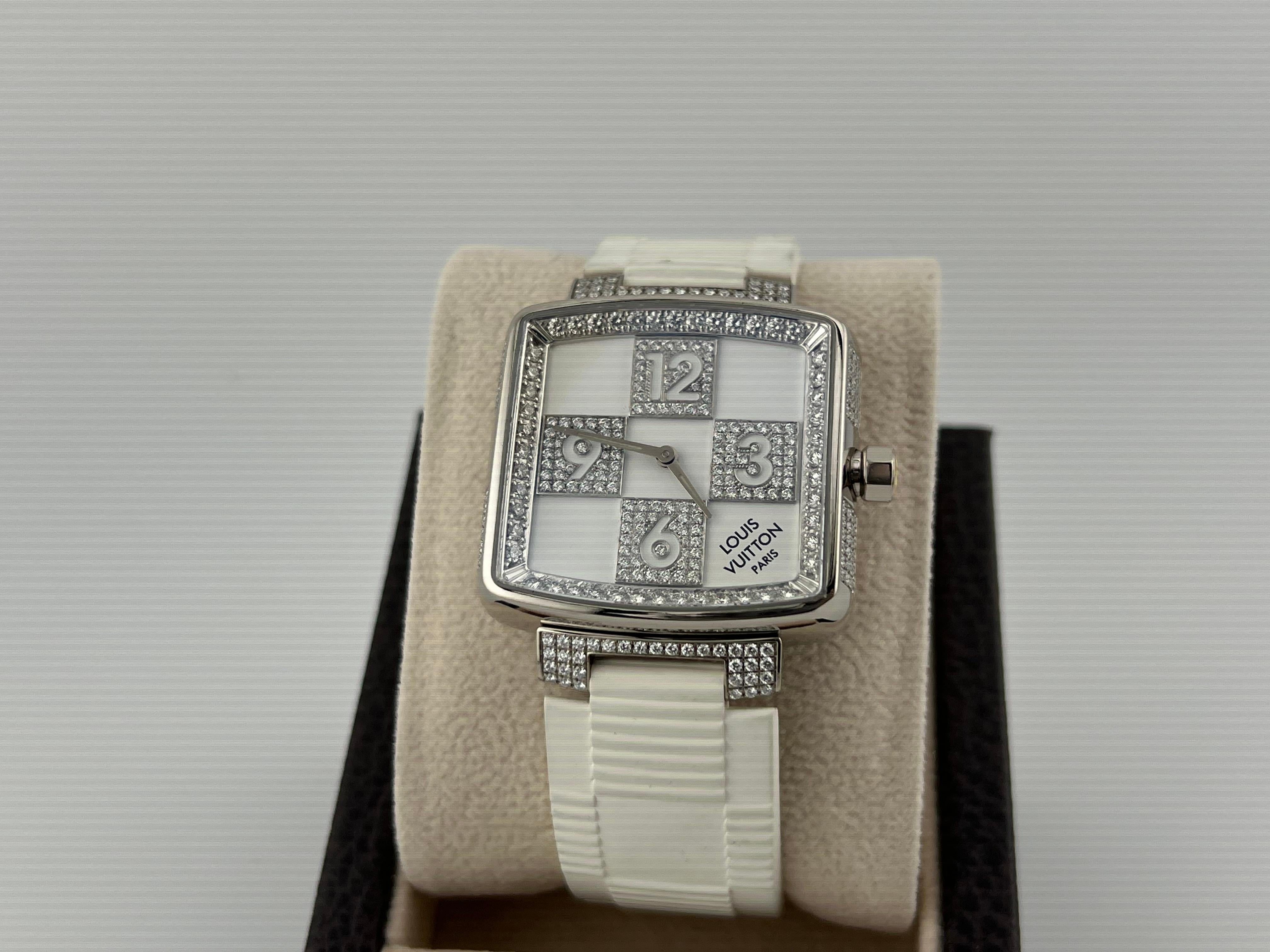 Número de estilo: Q231C



De serie: No.**

 

Model No: Louis Vuitton Damier Speedy Edición Limitada 

 

Material de la caja: Oro blanco de 18 quilates

 

Banda: Goma blanca 

 

Bisel: Oro blanco de 18 quilates y diamantes

 

Esfera: Esfera de