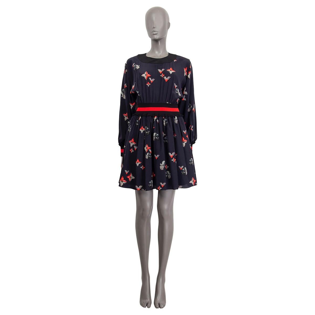 Vestido Louis Vuitton 100% auténtico de seda azul marino, roja, plateada y negra. Presenta un logotipo de rombos estampado y mangas raglán largas (medidas de las mangas tomadas desde el cuello). Se abre con dos botones en la parte trasera. Forro de