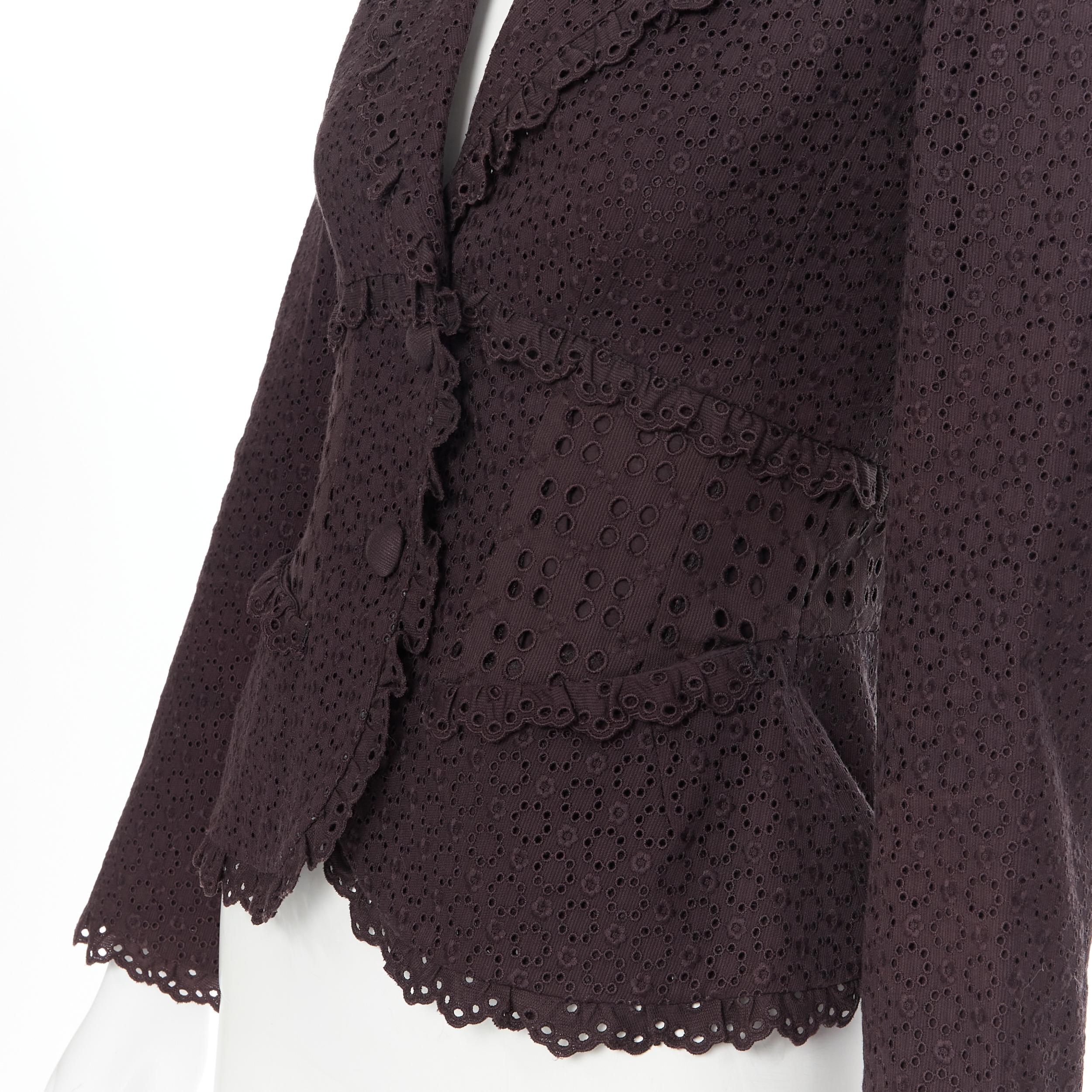 LOUIS VUITTON blazer aderente marrone scuro con ricamo floreale e occhielli FR36 
Riferimento: TGAS/B00116 
Marchio: Louis Vuitton 
Materiale: Cotone 
Colore: marrone 
Modello: Floreale 
Chiusura: bottone 
Dettaglio extra: Occhiello con ricamo