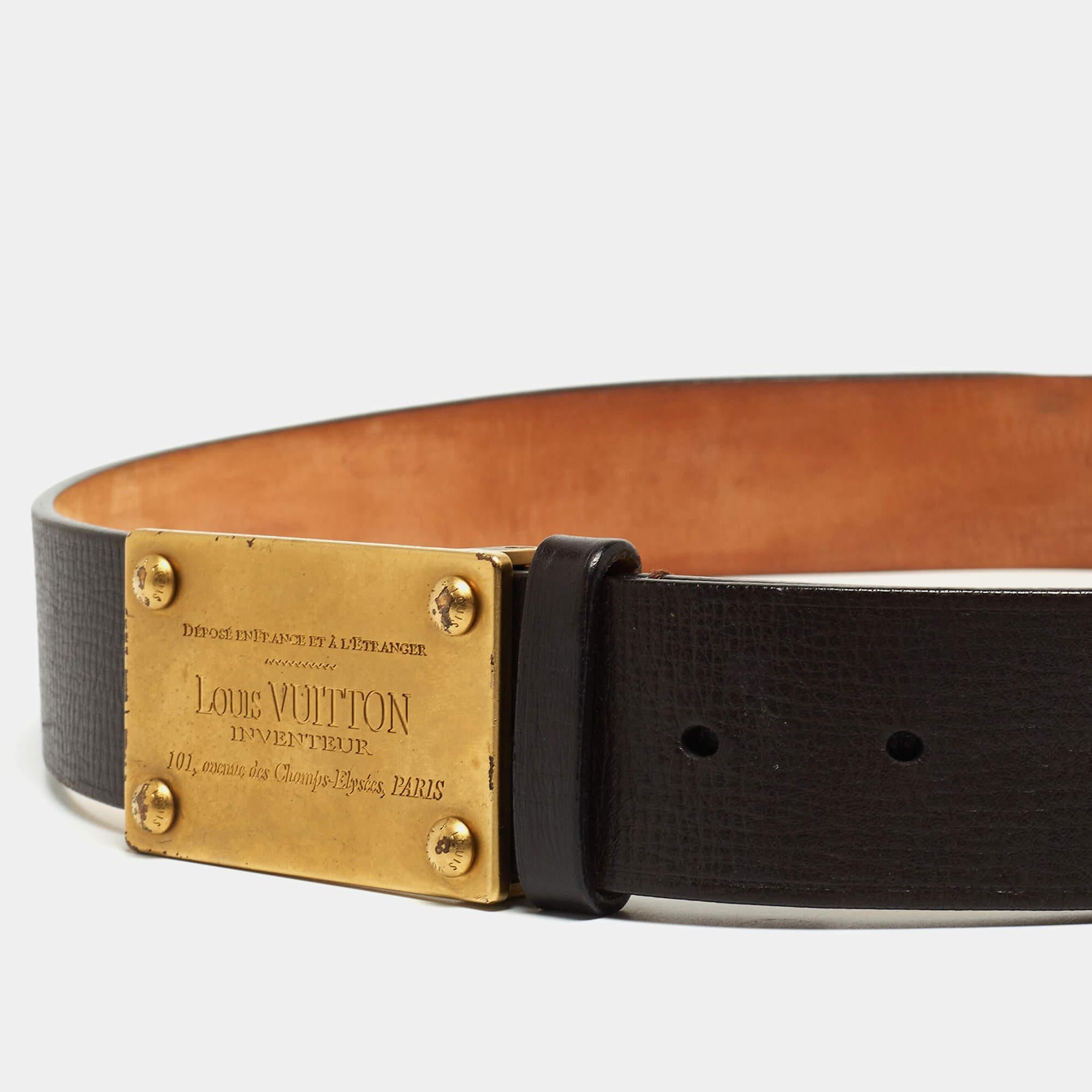 Add a sleek finish to your OOTD with this authentic Louis Vuitton dark brown belt. It is carefully crafted to last well and boost your style for a long time.

