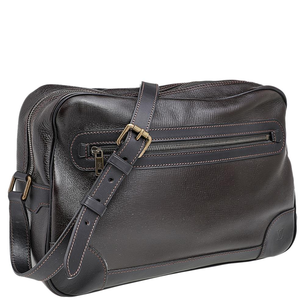 Let this messenger bag from Louis Vuitton enhance your exceptional and effortless style. It has been crafted from leather and features a front zip pocket and has a spacious canvas-lined interior. It comes equipped with an adjustable shoulder
