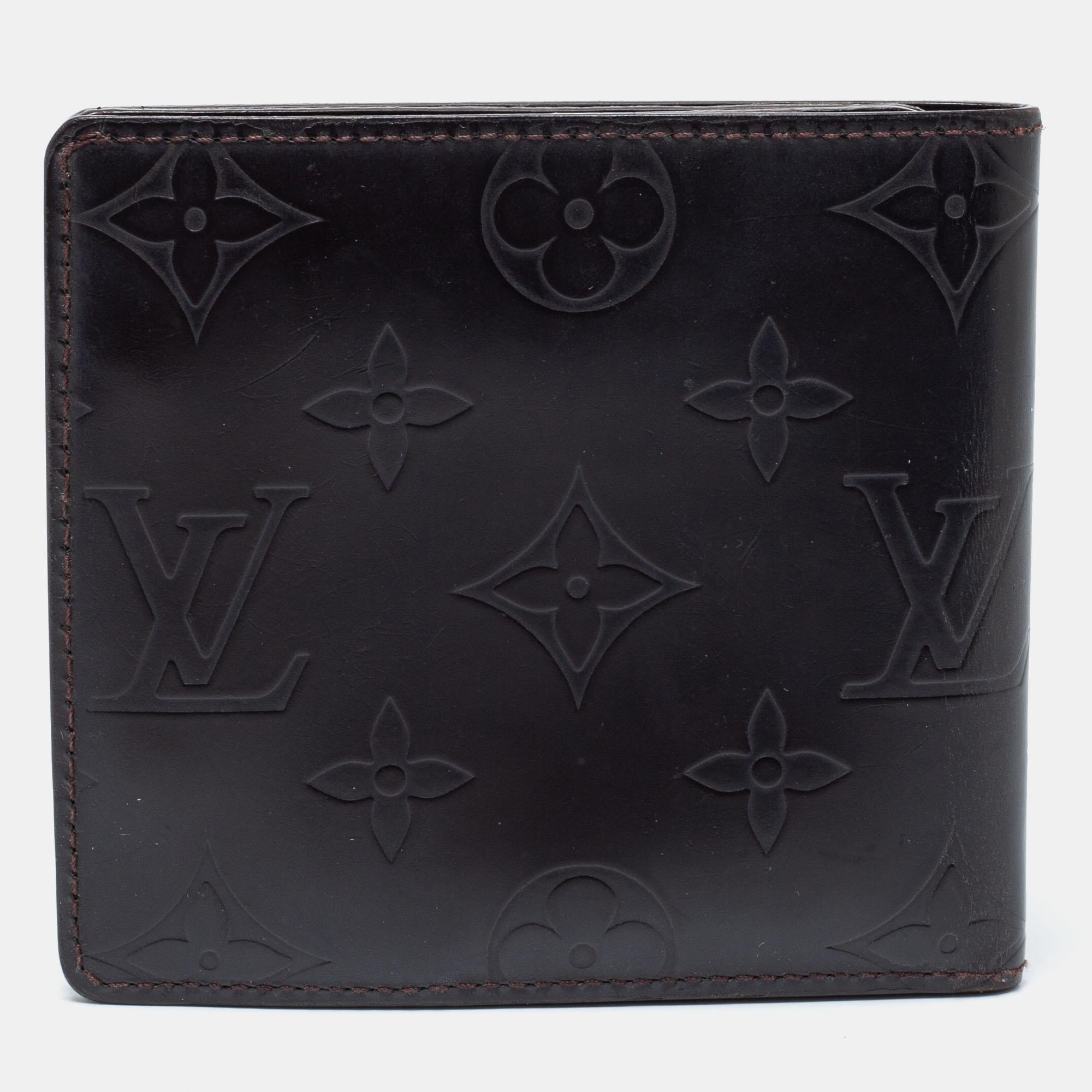 Embody the very definition of sophistication and class with this bifold wallet from Louis Vuitton. The body of the wallet is made from dark brown leather that is monogram-embossed. It has silver-tone accents and is finished with a compartmentalized