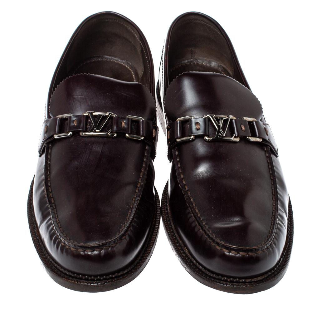 Both stylish and comfortable, these Louis Vuitton Major Loafers are a wardrobe essential. Crafted from smooth dark brown leather, these versatile loafers are accented with silver LV buckles and ruched detailed rounded toes. The insoles are padded