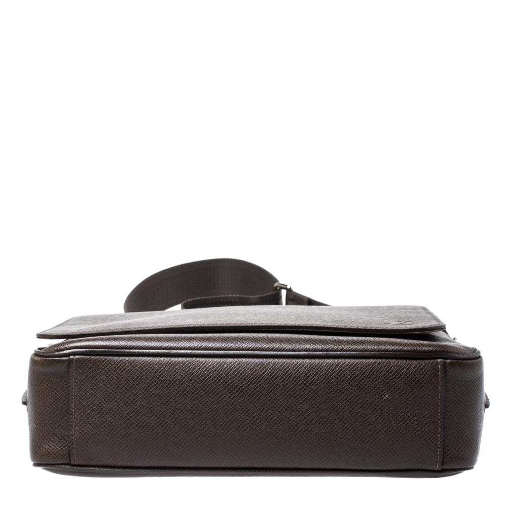 Louis Vuitton Dark Brown Taiga Leather Roman PM Bag For Sale 3