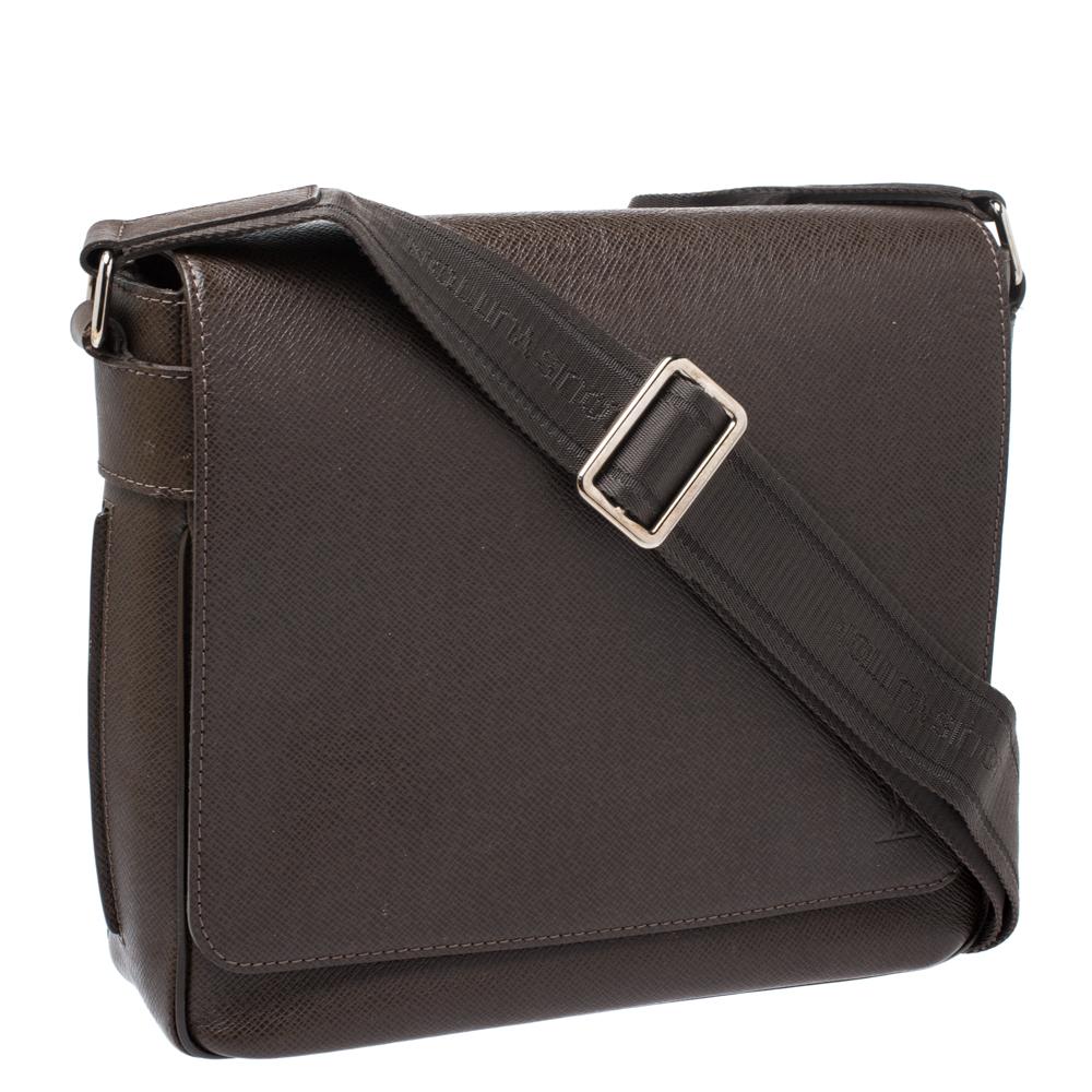 Men's Louis Vuitton Dark Brown Taiga Leather Roman PM Bag For Sale