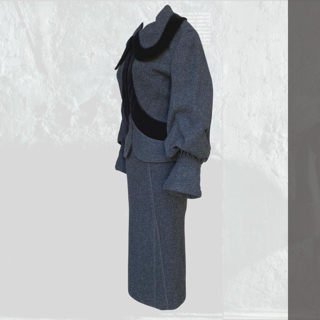 Gris Tailleur jupe gris foncé Louis Vuitton avec bordure en velours F/W 2005 Taille 38FR en vente