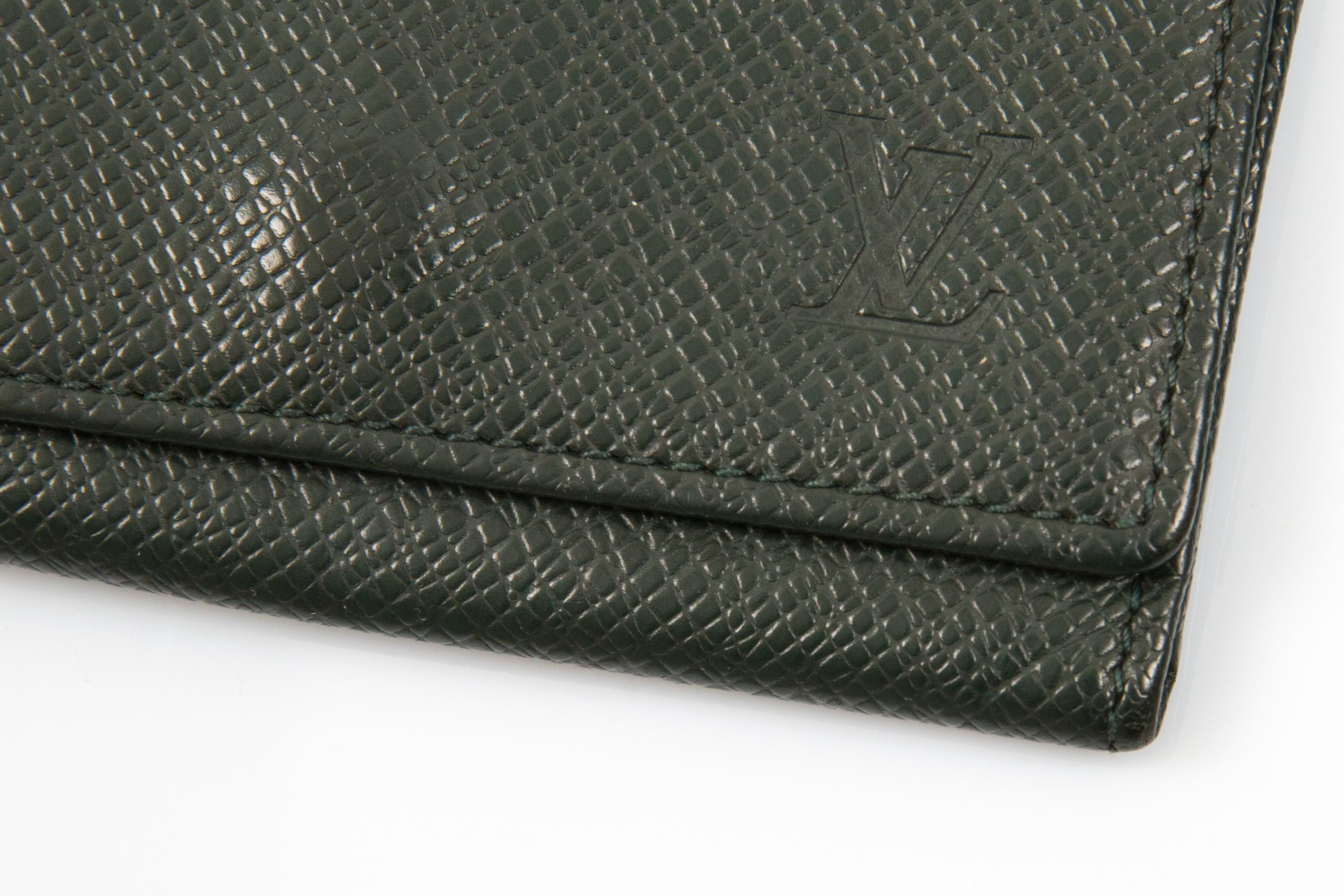 Étui à clés à quatre crochets en cuir vert foncé de Louis Vuitton Bon état - En vente à Paris, FR