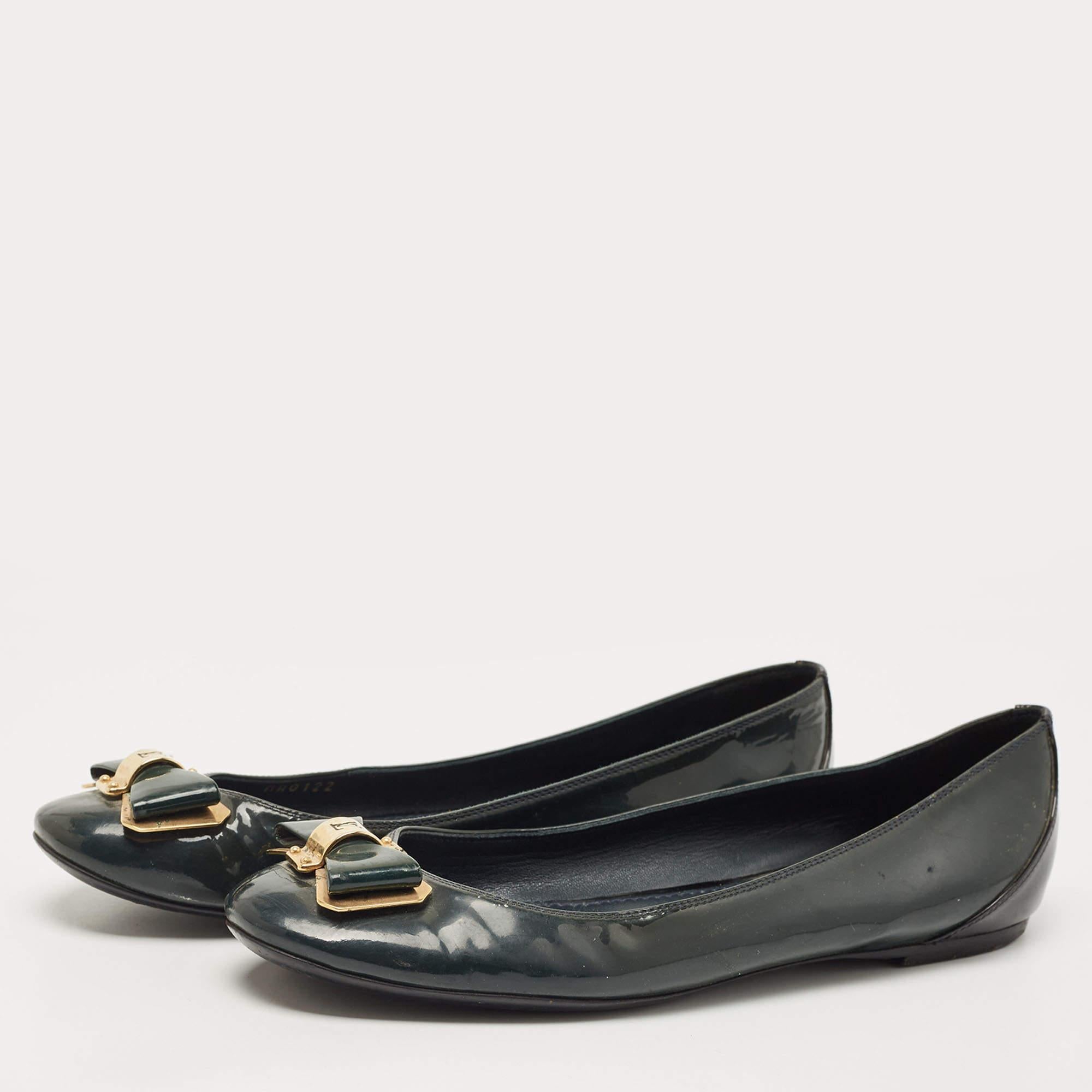 Complete your look by adding these designer ballet flats to your collection of everyday footwear. They are crafted skilfully to grant the perfect fit and style.