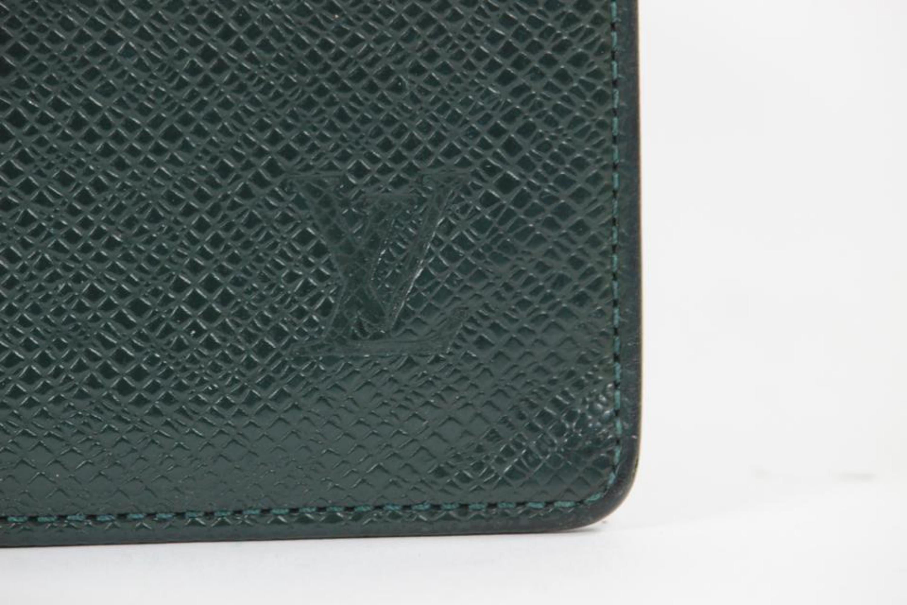 Louis Vuitton Dark Green Taiga Leather Brazza Wallet Long Card Holder 16lv1103 In Fair Condition For Sale In Dix hills, NY