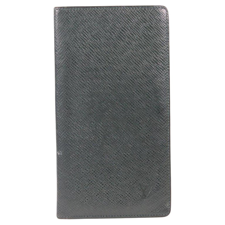 Louis Vuitton Green Taiga Leather Card Holder 15lvs1231