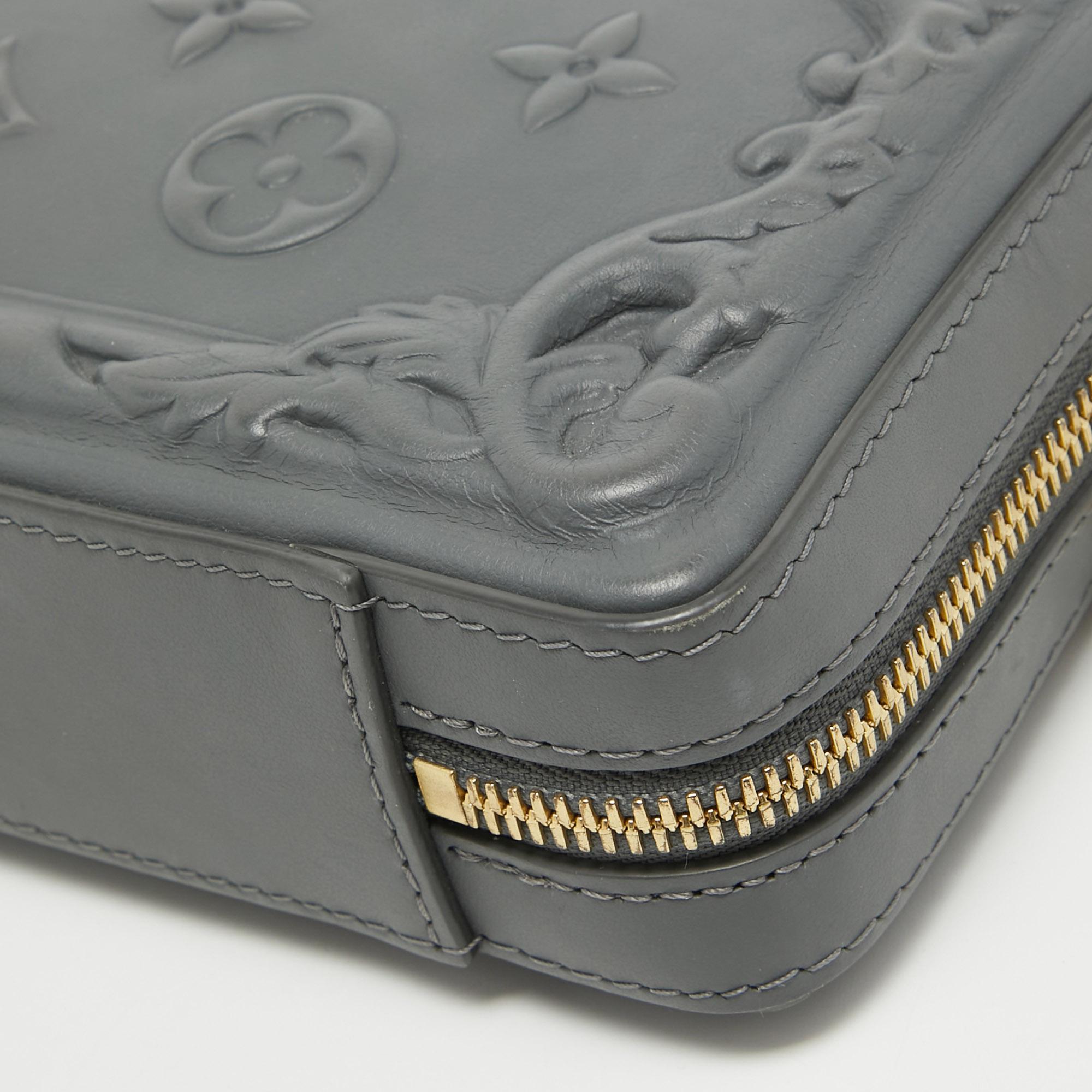 Louis Vuitton - Portefeuille portable en cuir gaufré orné de gris foncé en vente 6