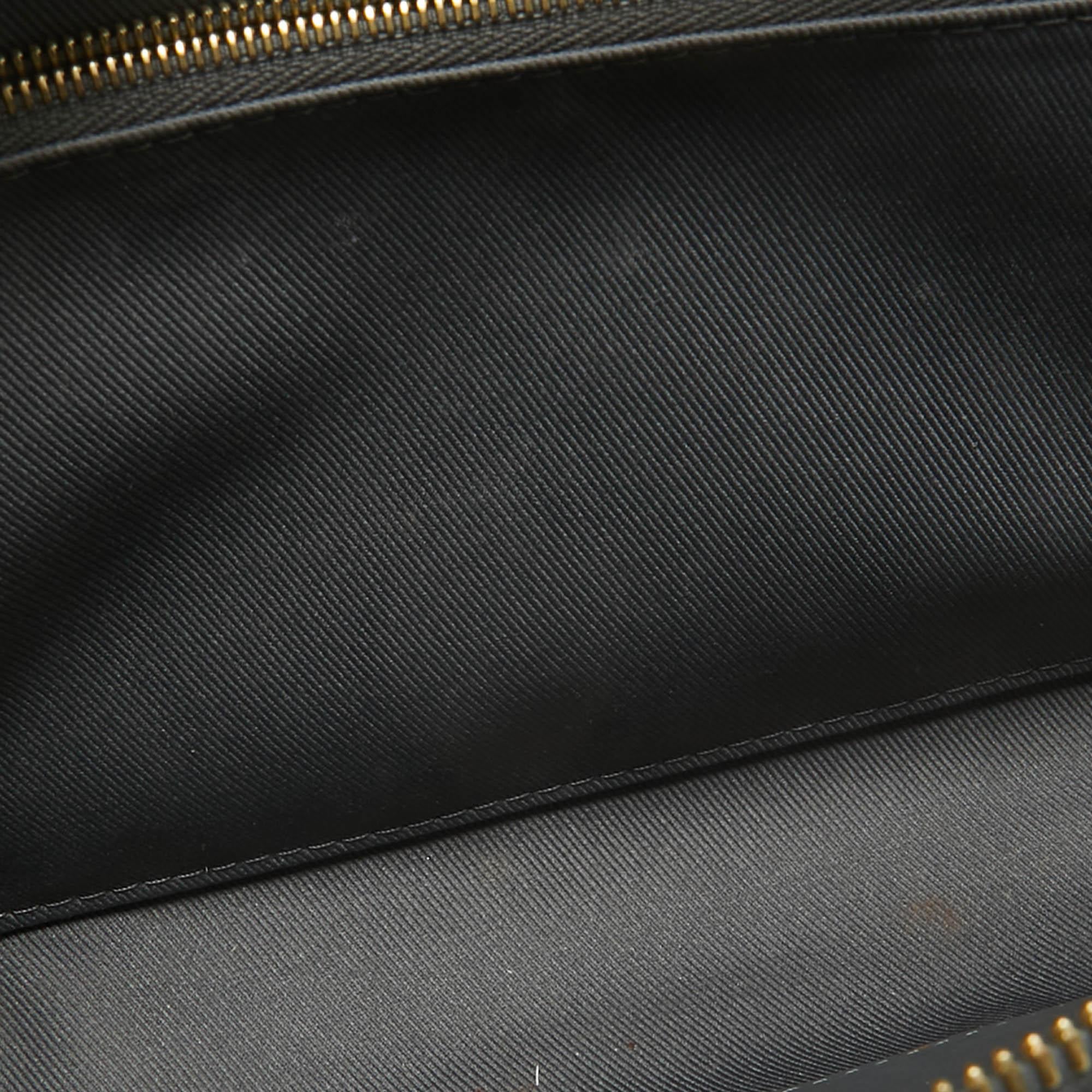 Louis Vuitton - Portefeuille portable en cuir gaufré orné de gris foncé en vente 8