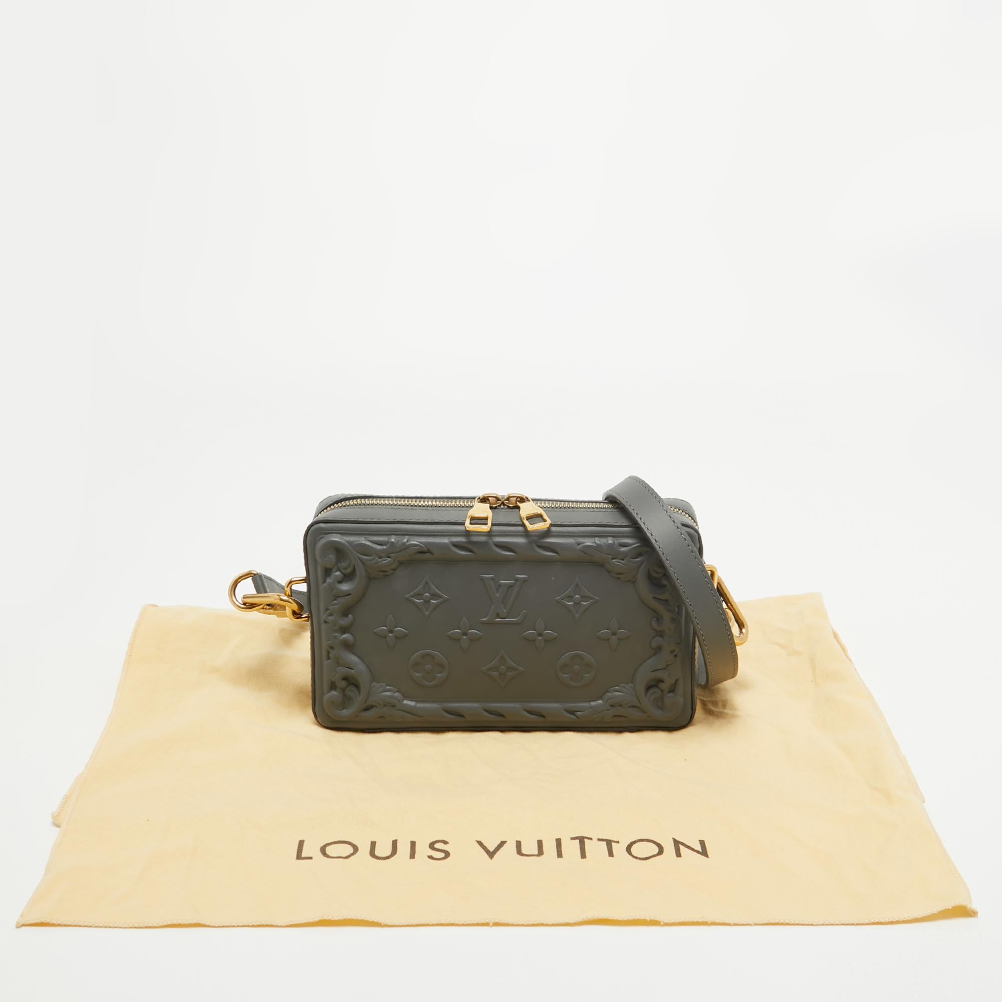 Louis Vuitton Dunkelgraues, verschnörkeltes, geprägtes, weiches, tragbares Portemonnaie aus Leder Soft Trunk im Angebot 11