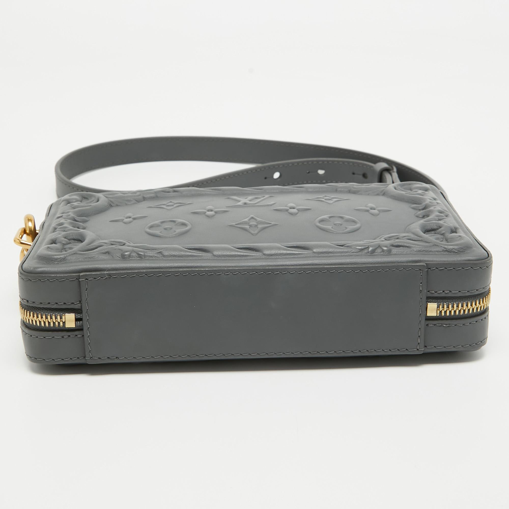 Louis Vuitton Dunkelgraues, verschnörkeltes, geprägtes, weiches, tragbares Portemonnaie aus Leder Soft Trunk im Angebot 1