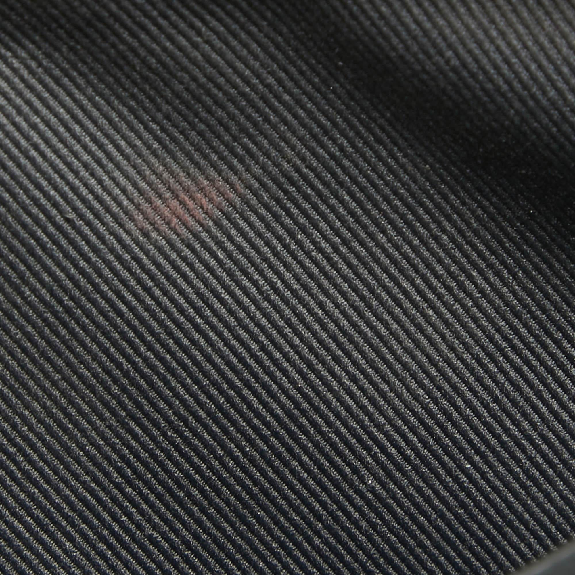 Louis Vuitton - Portefeuille portable en cuir gaufré orné de gris foncé en vente 3