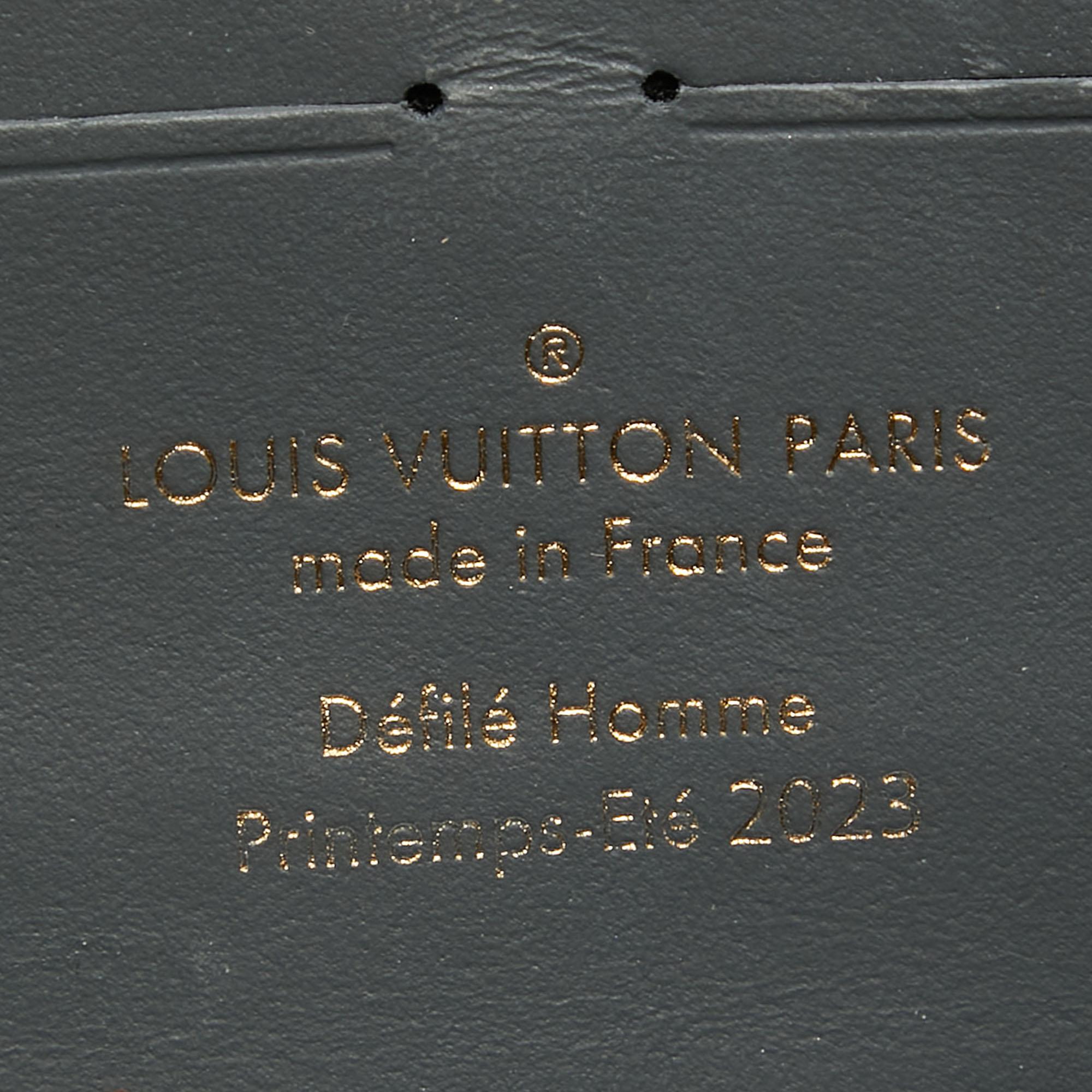 Louis Vuitton - Portefeuille portable en cuir gaufré orné de gris foncé en vente 4