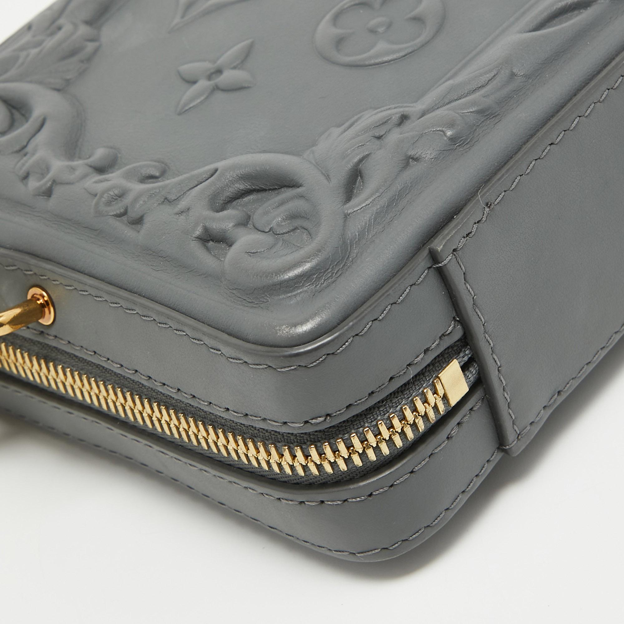 Louis Vuitton - Portefeuille portable en cuir gaufré orné de gris foncé en vente 5