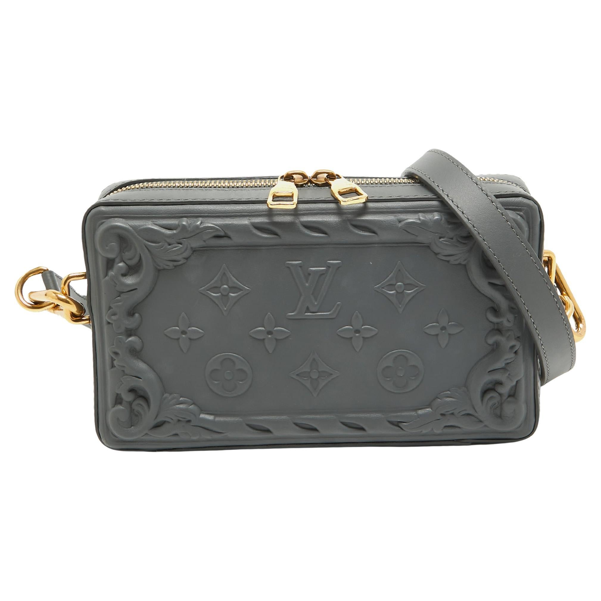 Louis Vuitton Dunkelgraues, verschnörkeltes, geprägtes, weiches, tragbares Portemonnaie aus Leder Soft Trunk im Angebot