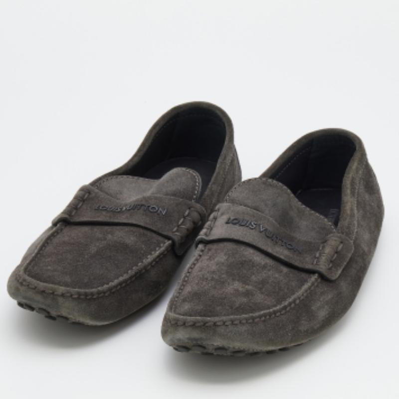 Le véritable luxe est une combinaison d'artisanat exquis et de confort qui se traduit bien dans ces mocassins Louis Vuitton. Réalisées en daim souple, elles sont surmontées de brides en penny soulignées d'un logo et présentent des cailloux en