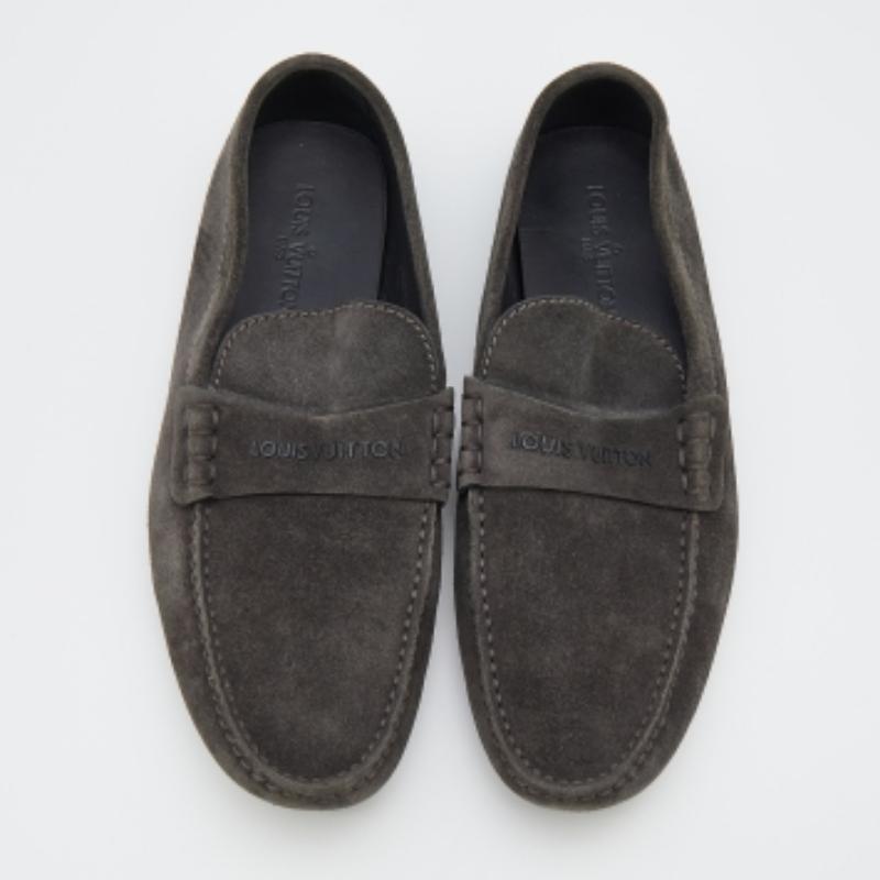 Noir Louis Vuitton - Mocassins en daim gris foncé, taille 43 en vente