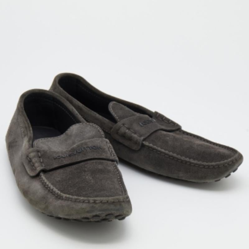 Louis Vuitton - Mocassins en daim gris foncé, taille 43 Bon état - En vente à Dubai, Al Qouz 2