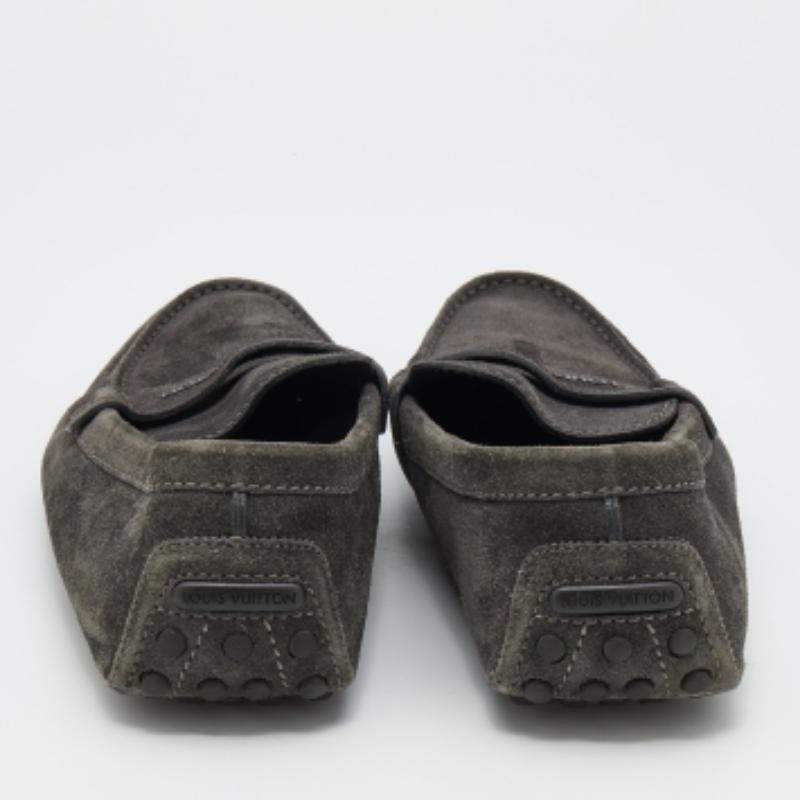 Louis Vuitton - Mocassins en daim gris foncé, taille 43 en vente 1