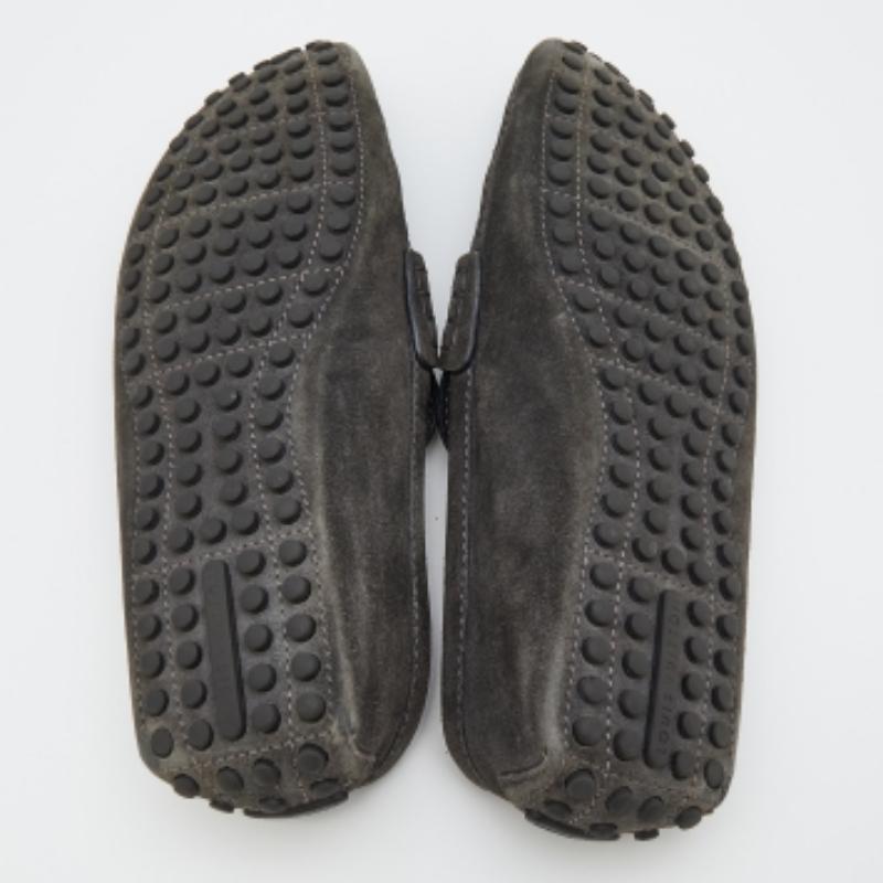 Louis Vuitton - Mocassins en daim gris foncé, taille 43 en vente 2