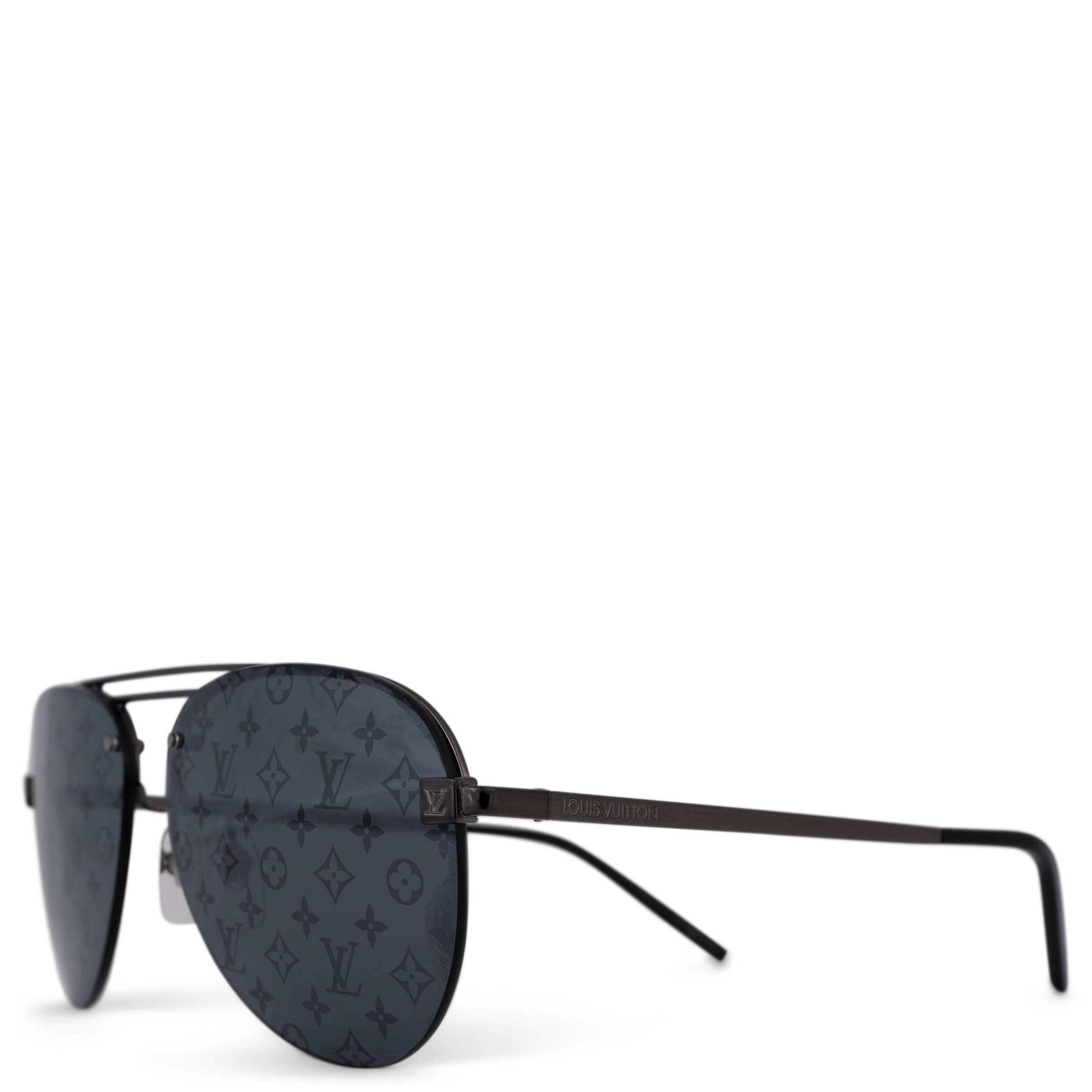 These 100% authentic Louis Vuitton Clockwise aviator sunglasses in dark gunmetal feature sleek black Monogram lenses and a modern rimless design. The sunglasses are accented with a logo at the metal temples, which have contrasting ends for a refined
