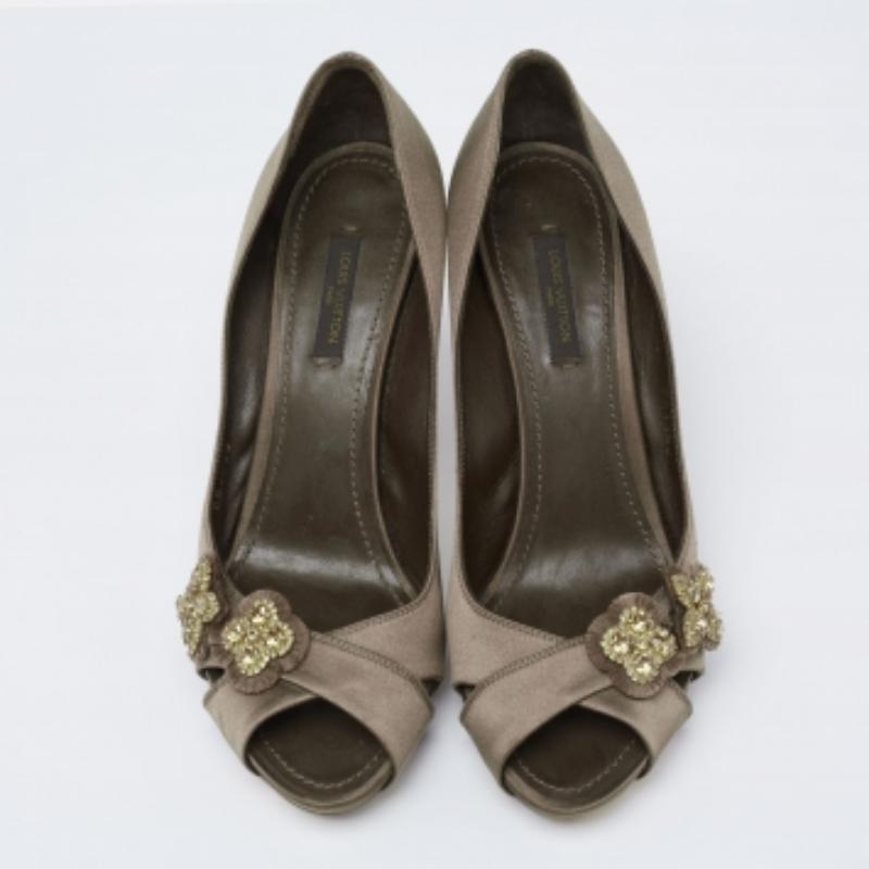 Louis Vuitton Dark Olive Green Satin Athen Open-Toe Pumps Size 38 In Good Condition For Sale In Dubai, Al Qouz 2