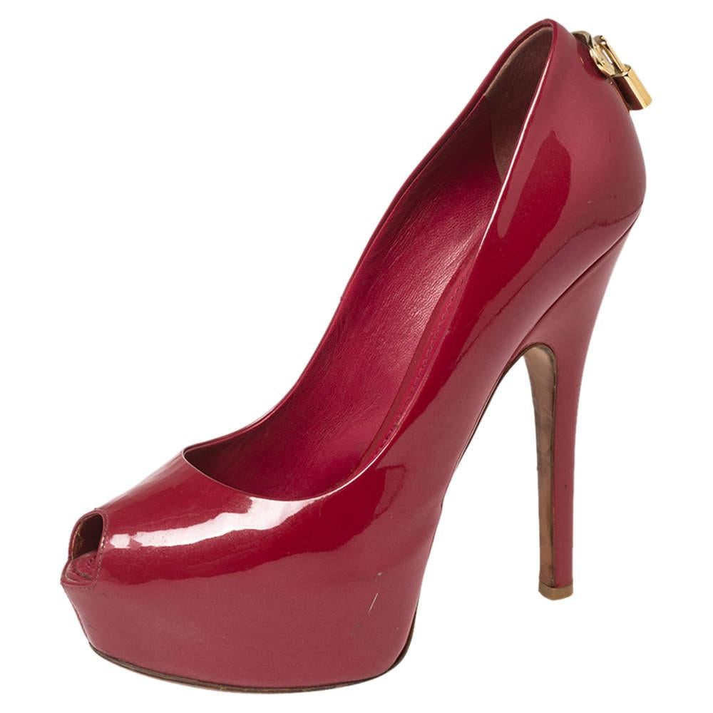 How splendid and glorious are these Oh Really! pumps from Louis Vuitton! Ravishing in pink, they come crafted from patent leather and feature a peep-toe silhouette. They flaunt an artistic engraved gold-tone padlock detailing on the heel counters