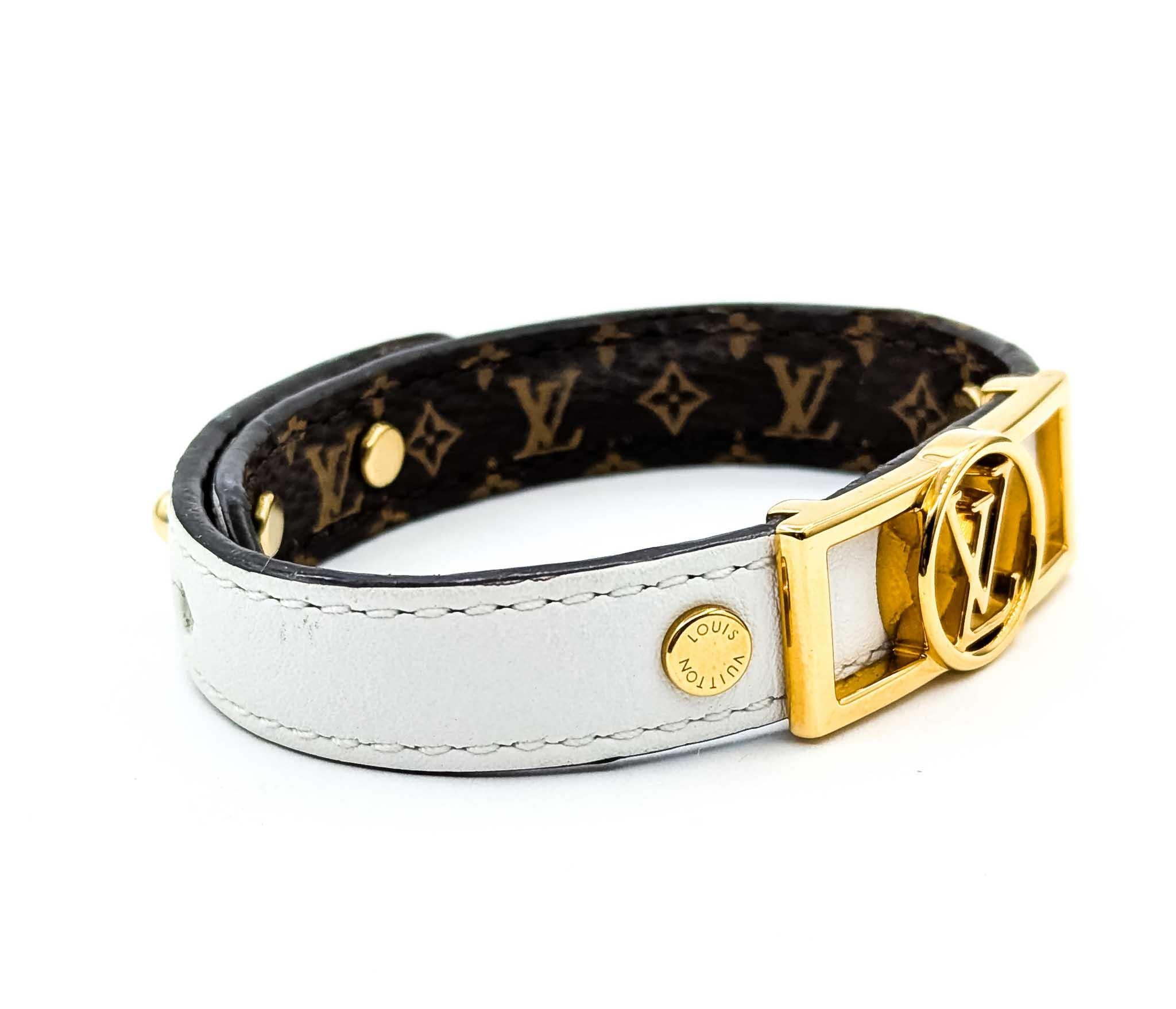 Elevate your style with this pre-owned Louis Vuitton Dauphine Monogram bracelet. A stunning example of luxury craftsmanship, this bracelet showcases the iconic monogram pattern that Louis Vuitton is renowned for. Perfect for both casual and formal