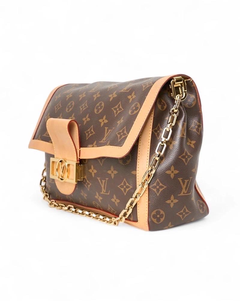 Borsa firmata Louis Vuitton, modello Dauphine Soft nella misura GM, realizzata in tela marrone con la classica fantasia monogram e inserti in vacchetta con hardware dorato. Dotata di una patta frontale con classico logo del brand in metallo e