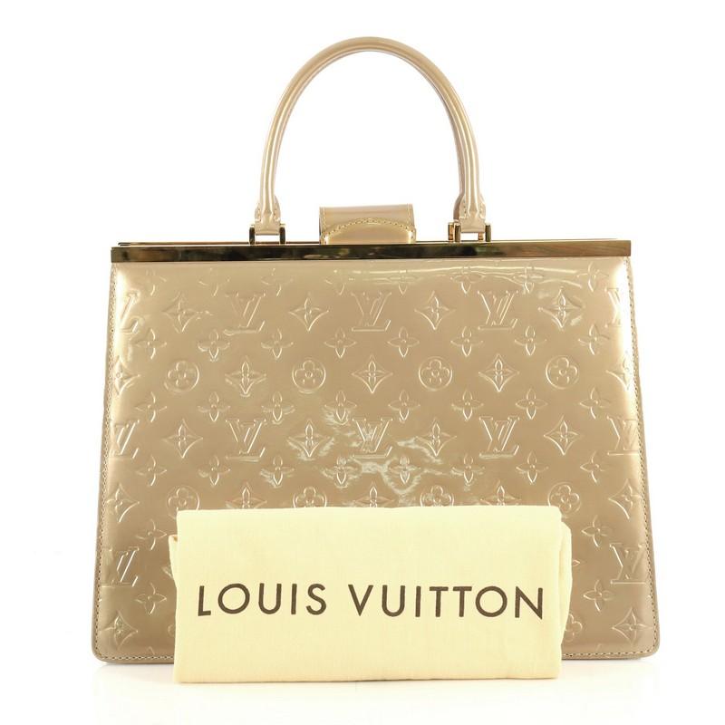 This Louis Vuitton Deesse Handbag Monogram Vernis GM, crafted from metallic gold monogram vernis, features dual rolled handles, structured metal bar frame and gold-tone hardware. Its flap tab with hidden magnetic closure opens to a neutral fabric