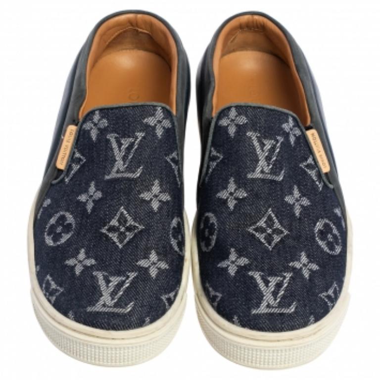 Designed to elevate your style quotient and give you comfort at the same time, Louis Vuitton brings you these lovely blue sneakers. They've been crafted from monogram denim and set on white rubber soles. Experience days of ease with these sneakers!
