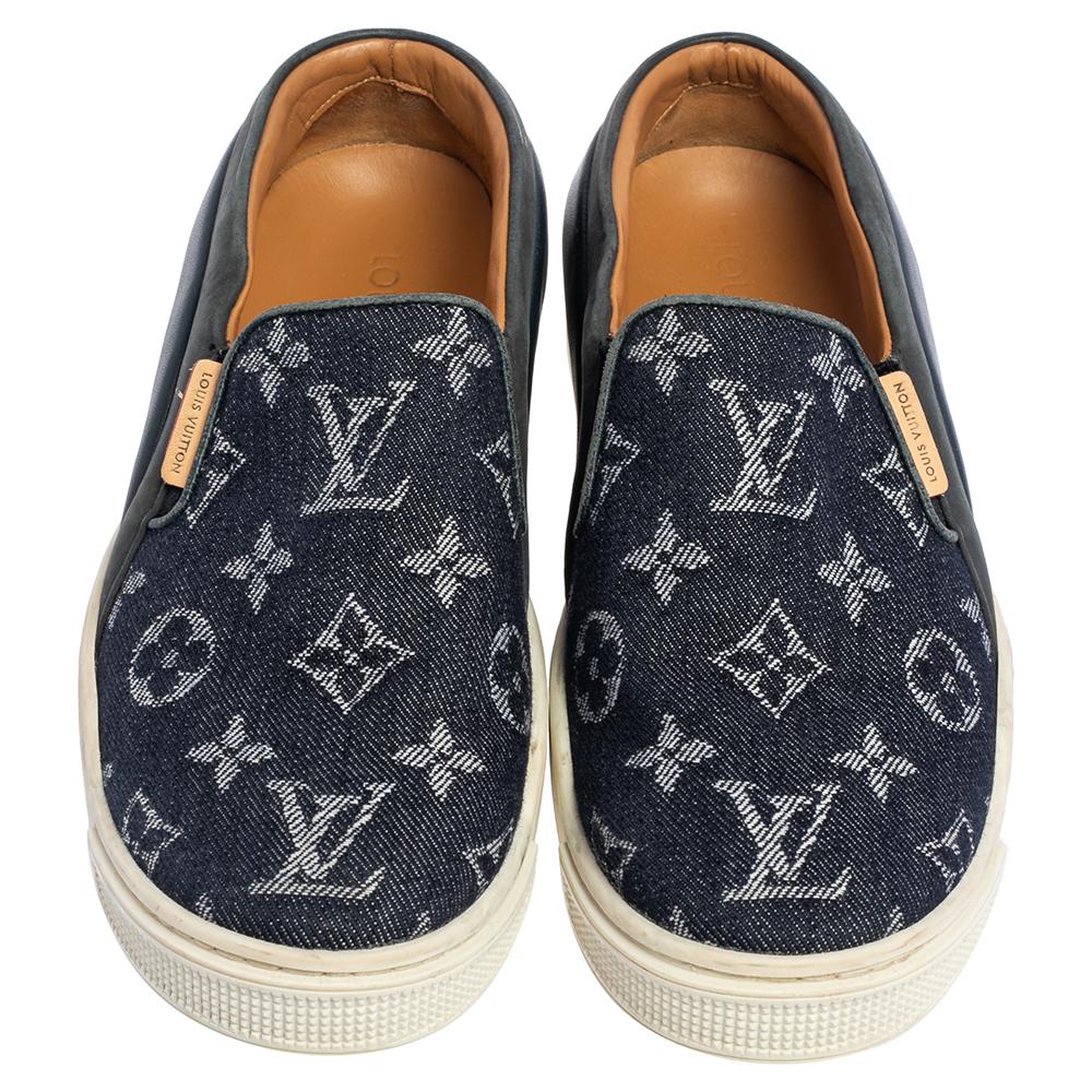 Louis Vuitton bringt Ihnen diese hübschen blauen Sneaker, die Ihren Style-Quotienten erhöhen und Ihnen gleichzeitig Komfort bieten. Sie sind aus Denim mit Monogramm gefertigt und stehen auf weißen Gummisohlen. Erleben Sie Tage der Leichtigkeit mit