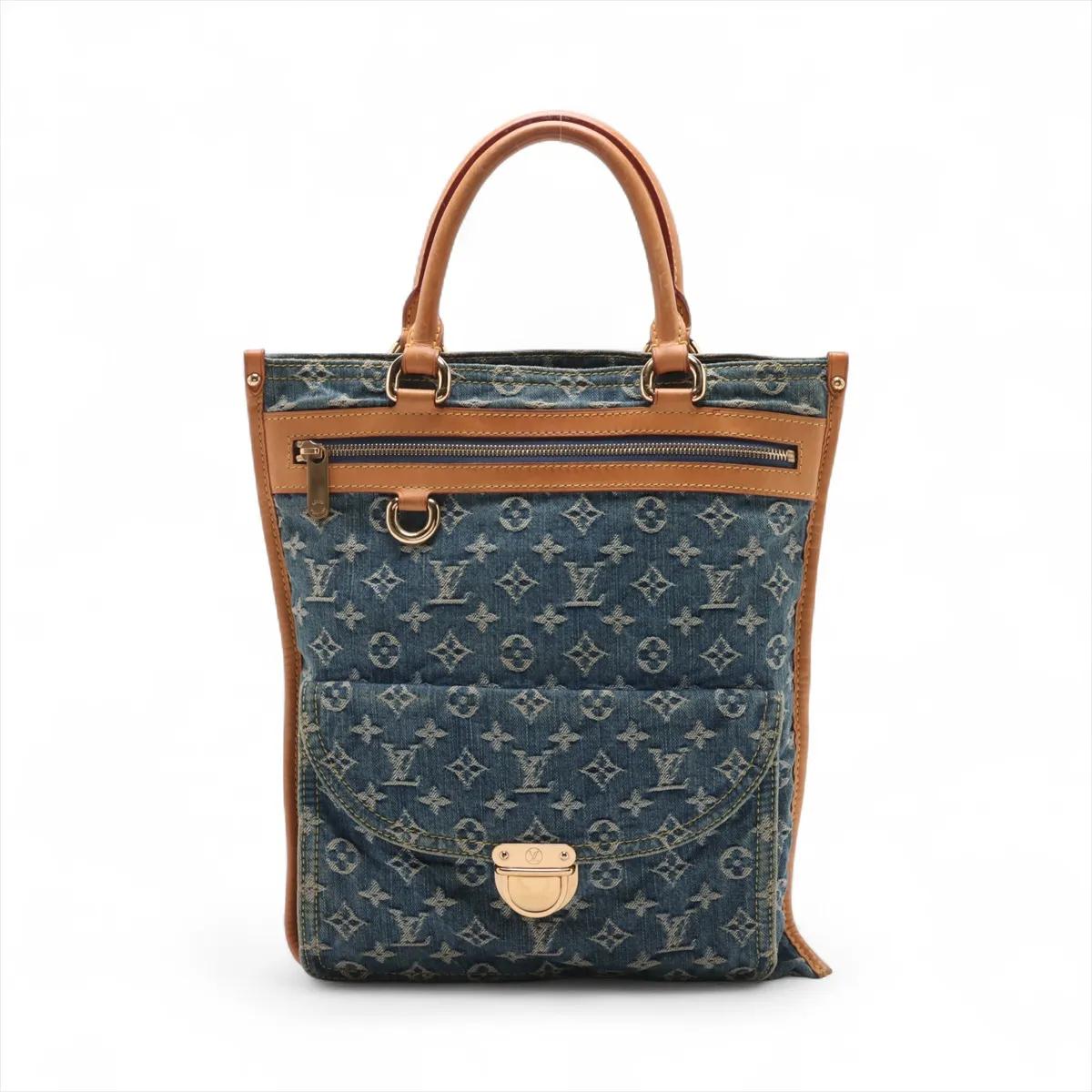 Le Denim Neo Cabby de Louis Vuitton en bleu allie le charme décontracté au luxe. Confectionné en denim Monogram souple et rehaussé de cuir de vachette naturel, cet élégant fourre-tout est doté d'une poche zippée et d'une poche à rabat avec fermeture