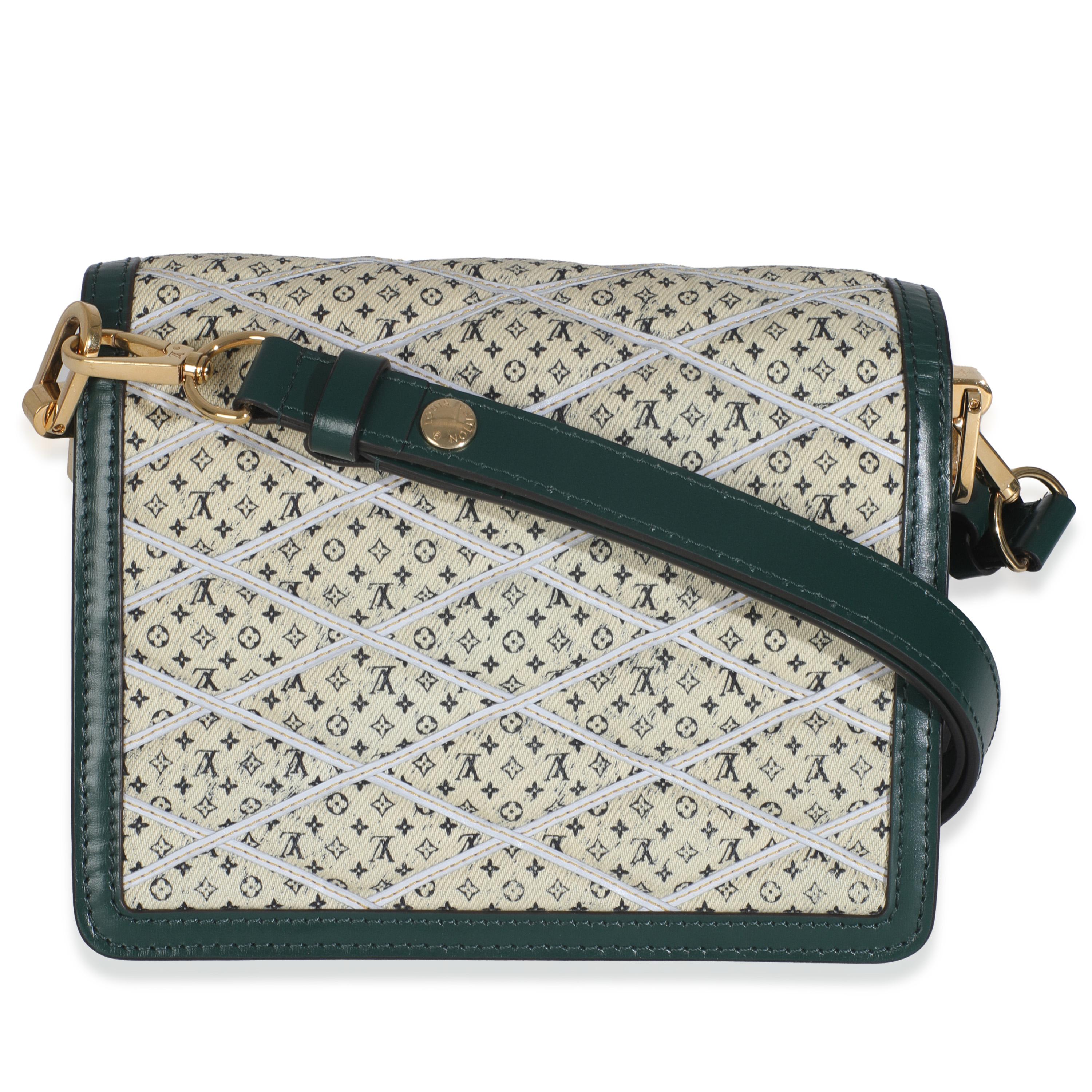 Titolo dell'elenco: Louis Vuitton Denim stampato Monogram Mini Dauphine
SKU: 146451
Condizioni: Usato 
Condizioni della borsa: Eccellente
Commenti sulle condizioni: L'articolo è in ottime condizioni e presenta leggeri segni di usura.   Leggera usura
