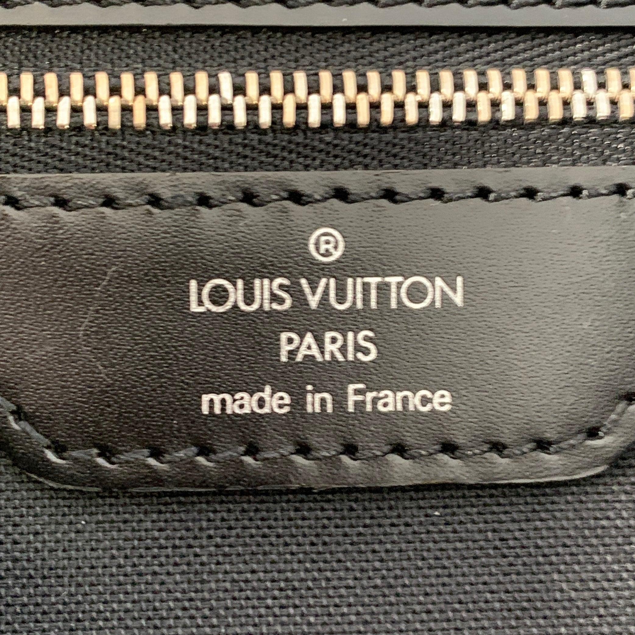 LOUIS VUITTON Dersou Taiga Black Green Nylon Twill Leather Messenger Bag For Sale 2