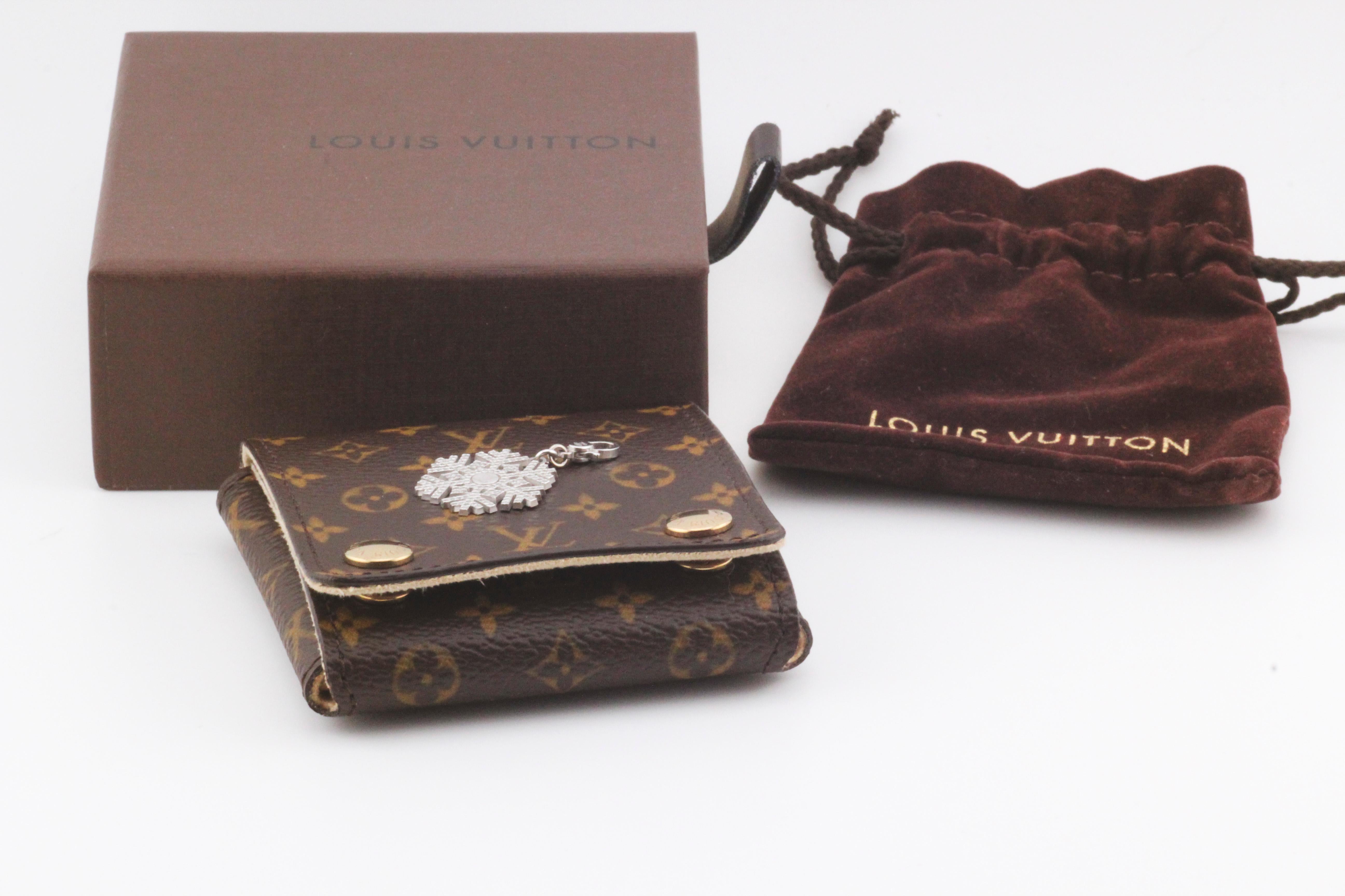 Louis Vuitton Pendentif breloque flocon de neige en or blanc 18 carats avec diamants Bon état - En vente à Bellmore, NY