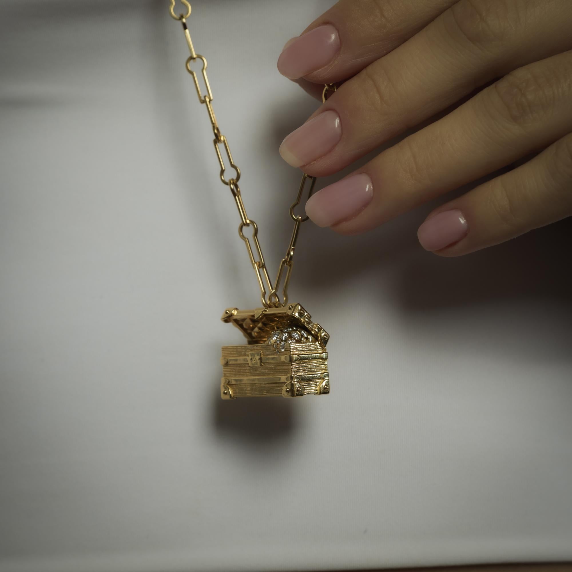 Brilliant Cut Louis Vuitton diamond 18k yellow gold 