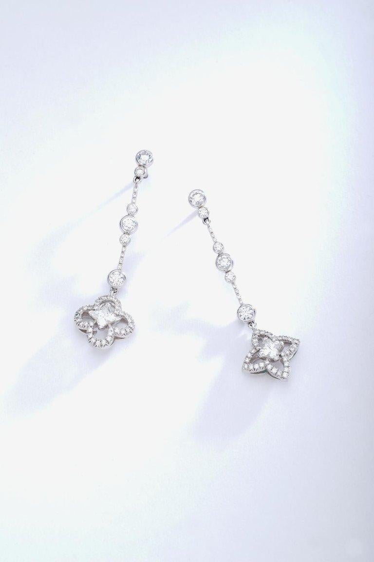Elegant pair of Diamond and white gold Ear Pendants.
Louis Vuitton.
Signed, numbered and marked.