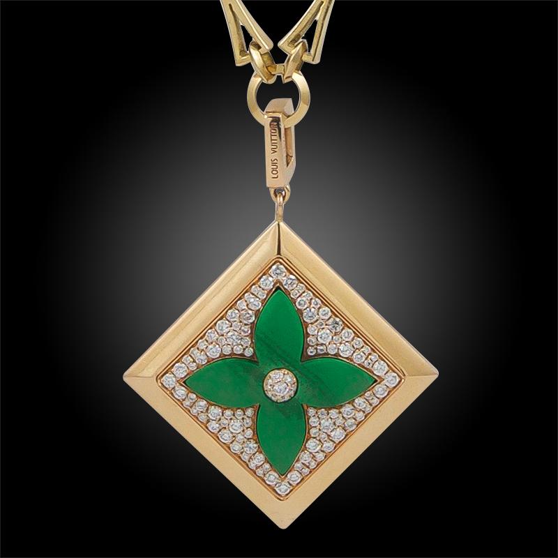 Exceptionnellement créé dans les années 1990 par l'une des maisons de couture les plus renommées au monde, cet élégant collier Louis Vuitton est réalisé en or jaune 18 carats, serti de diamants brillants et de perles de malachite, de perle et de